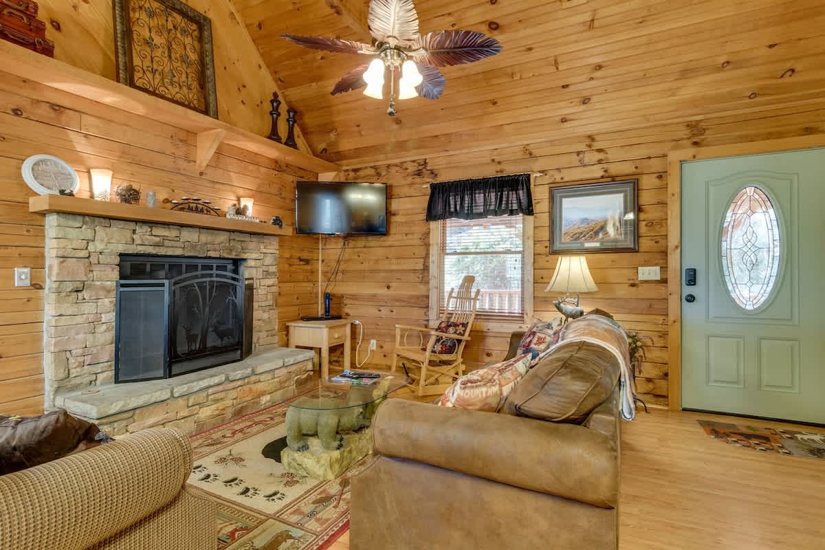 Bear Lodge • Hot Tub & Close to Pigeon Forge — Sevierville, TN — vacation rental
