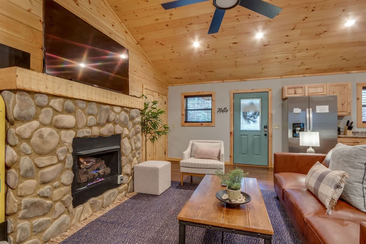 High Johnny’s Hideout • Private Hot Tub Retreat — Sevierville, TN — vacation rental