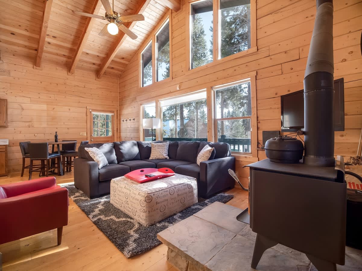 Relaxation Oasis With Hot Tub And Cozy Living Spaces - Inviting Retreat - Breckenridge, CO