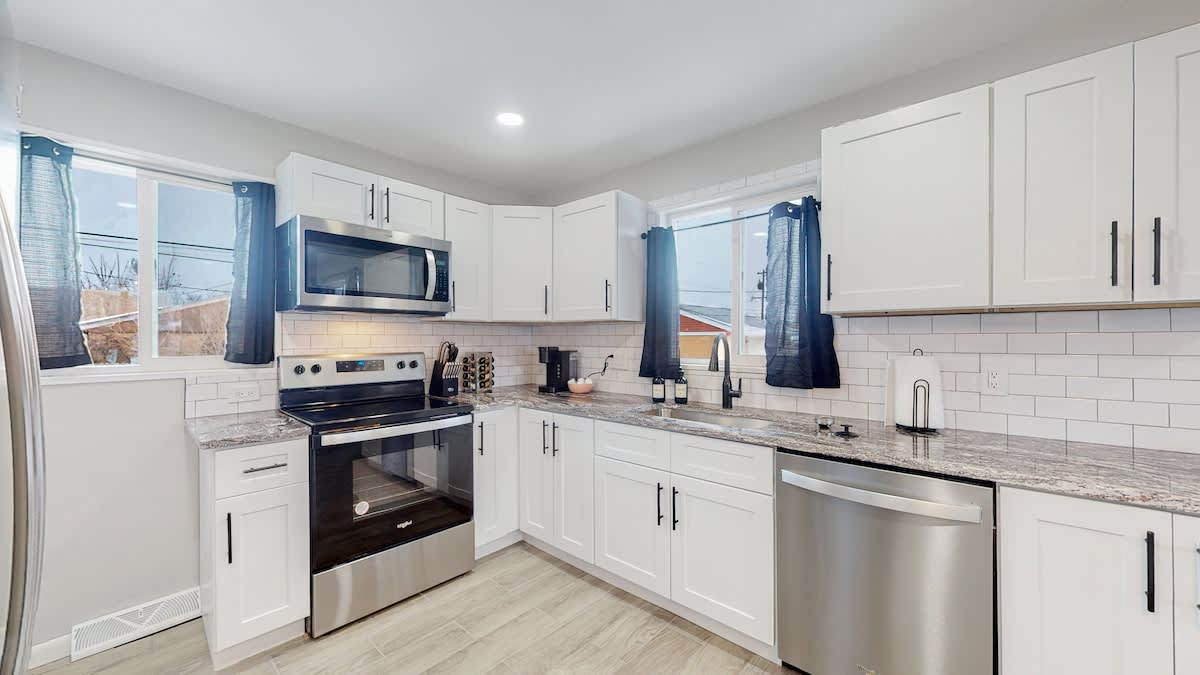 Awesome Two Bedroom Family Upper Unit in Denver