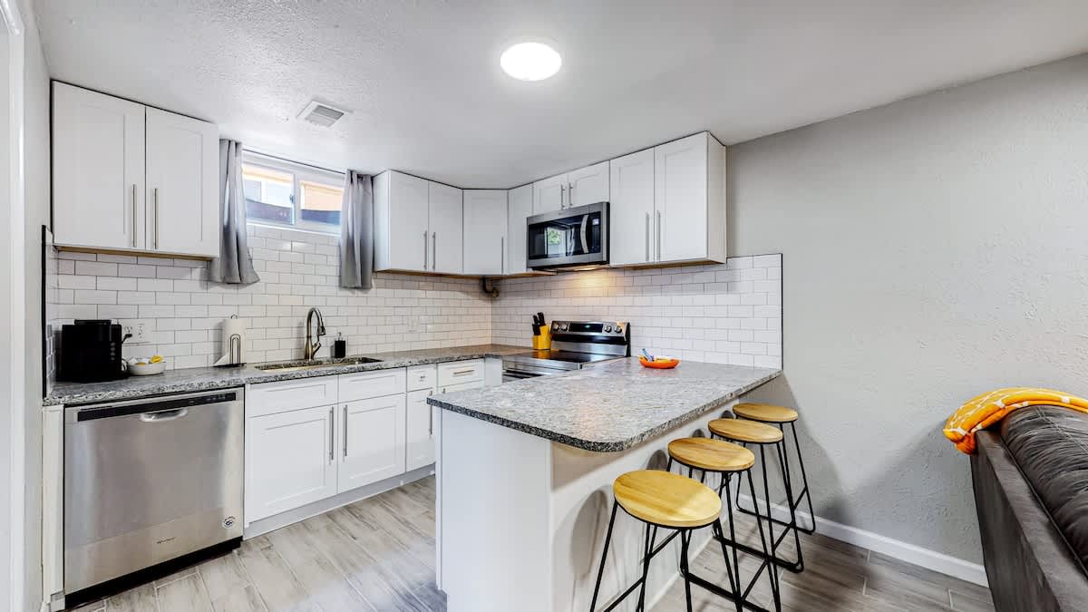 Charming & Cozy 2-Bedroom Lower Unit in Denver
