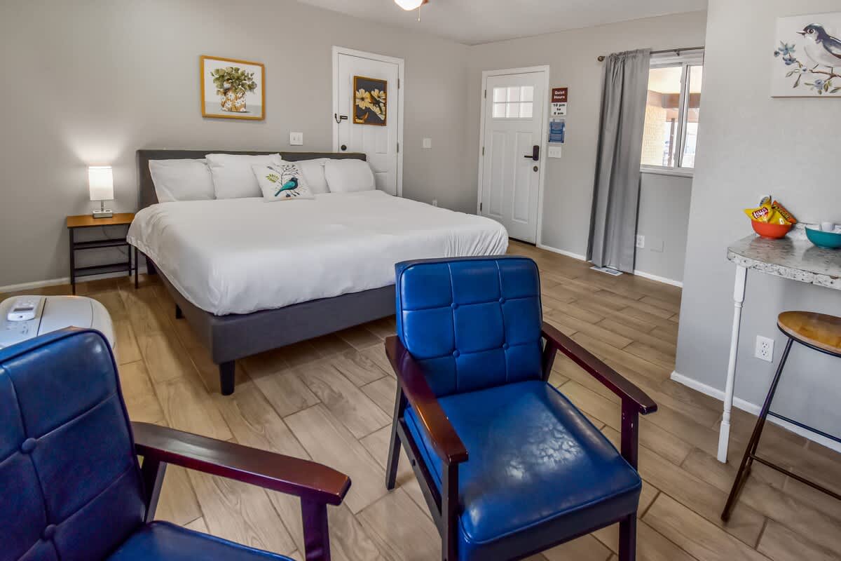 Spacious Studio with King Bed & Fast WiFi