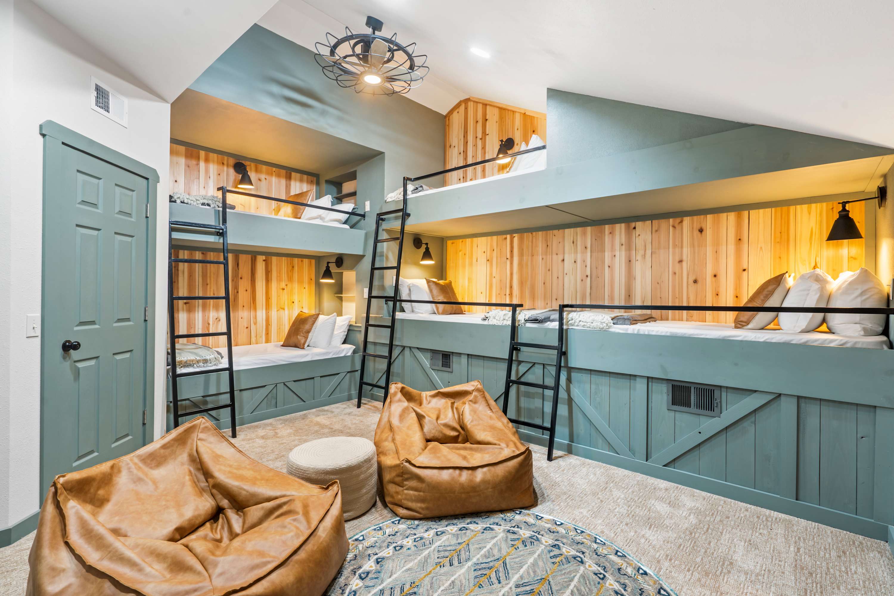 Penthouse 7 on Taneycomo - Chic Waterfront Condo!