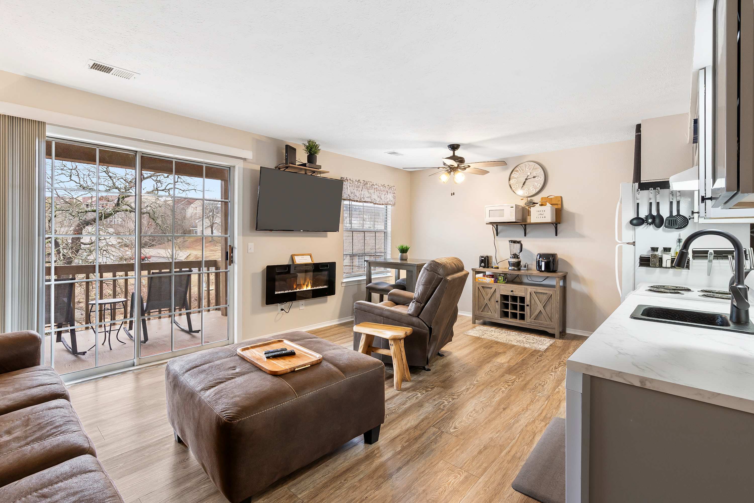 Chandler's Pondview Getaway - Chic Branson Escape 8