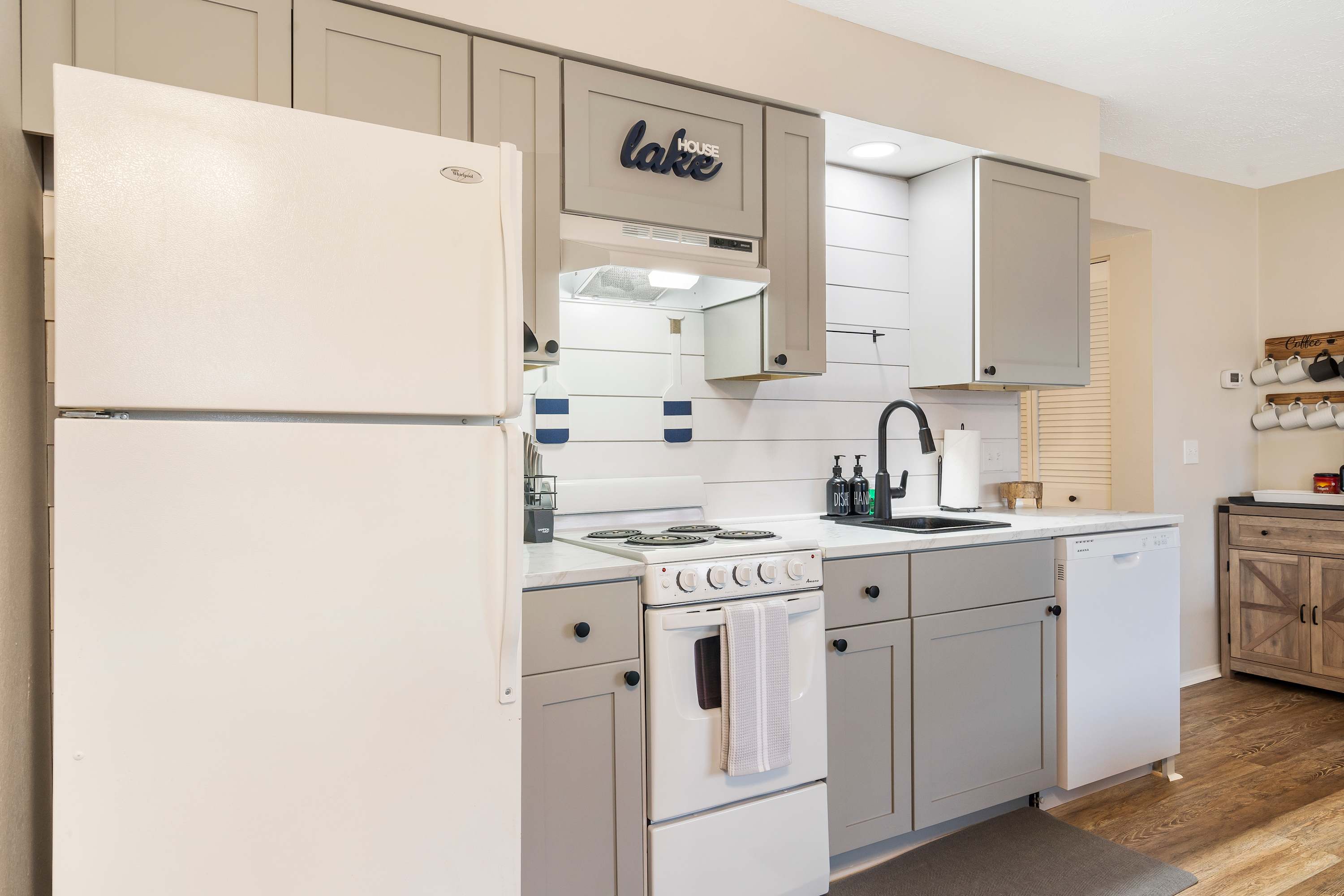 Chandler's Pondview Getaway - Chic Branson Escape 4