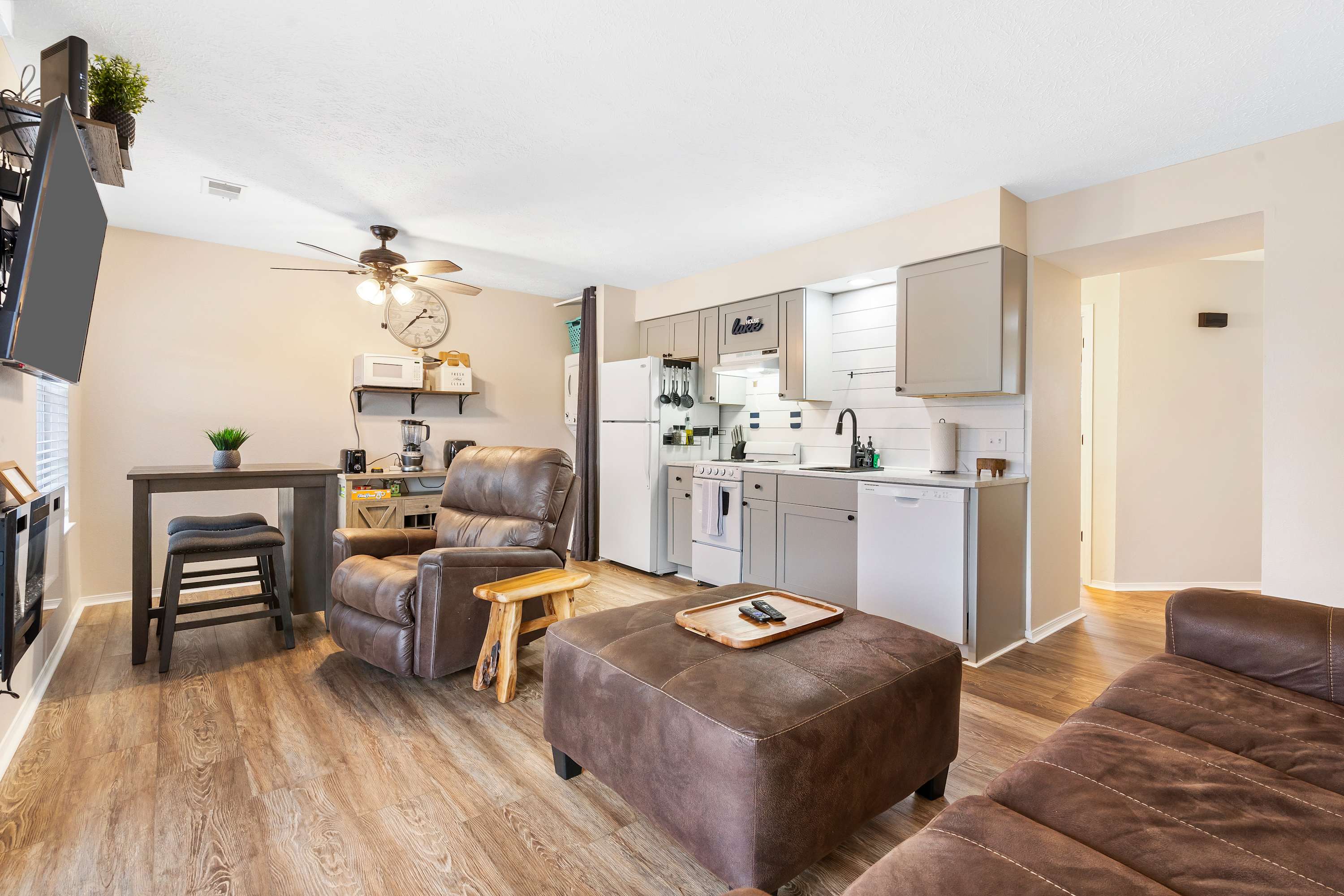 Chandler's Pondview Getaway - Chic Branson Escape