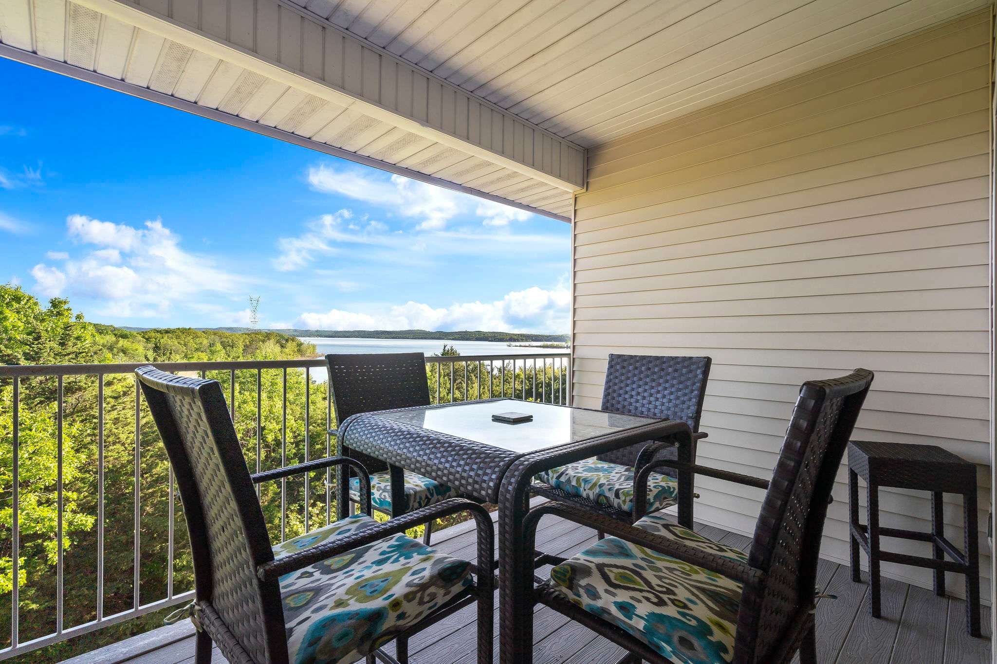 Outdoor dining in the balcony