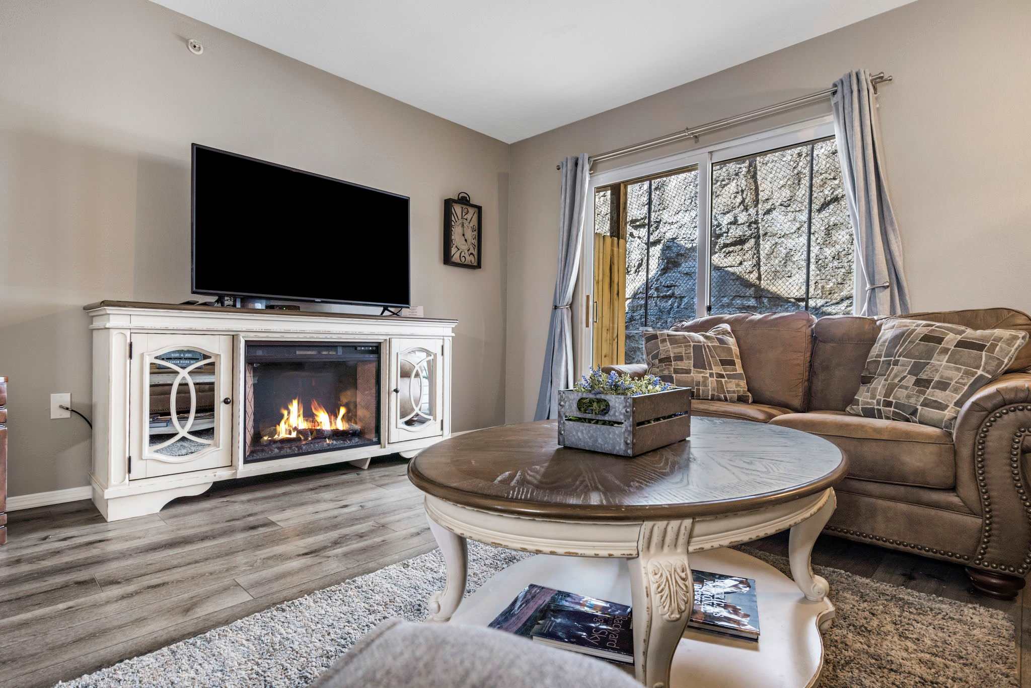 Ozark Overlook - Private Patio & Minutes to Attractions