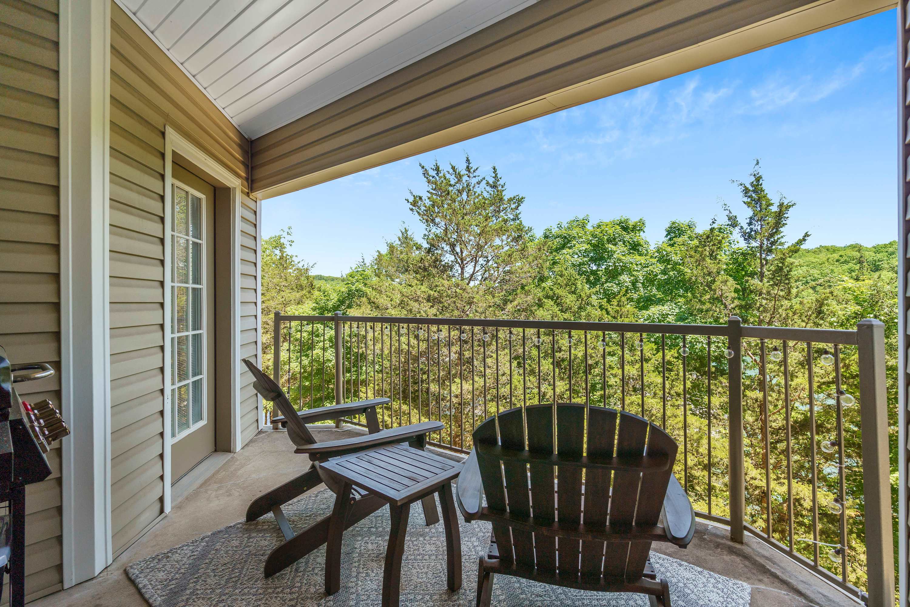 Balcony with seating for 2