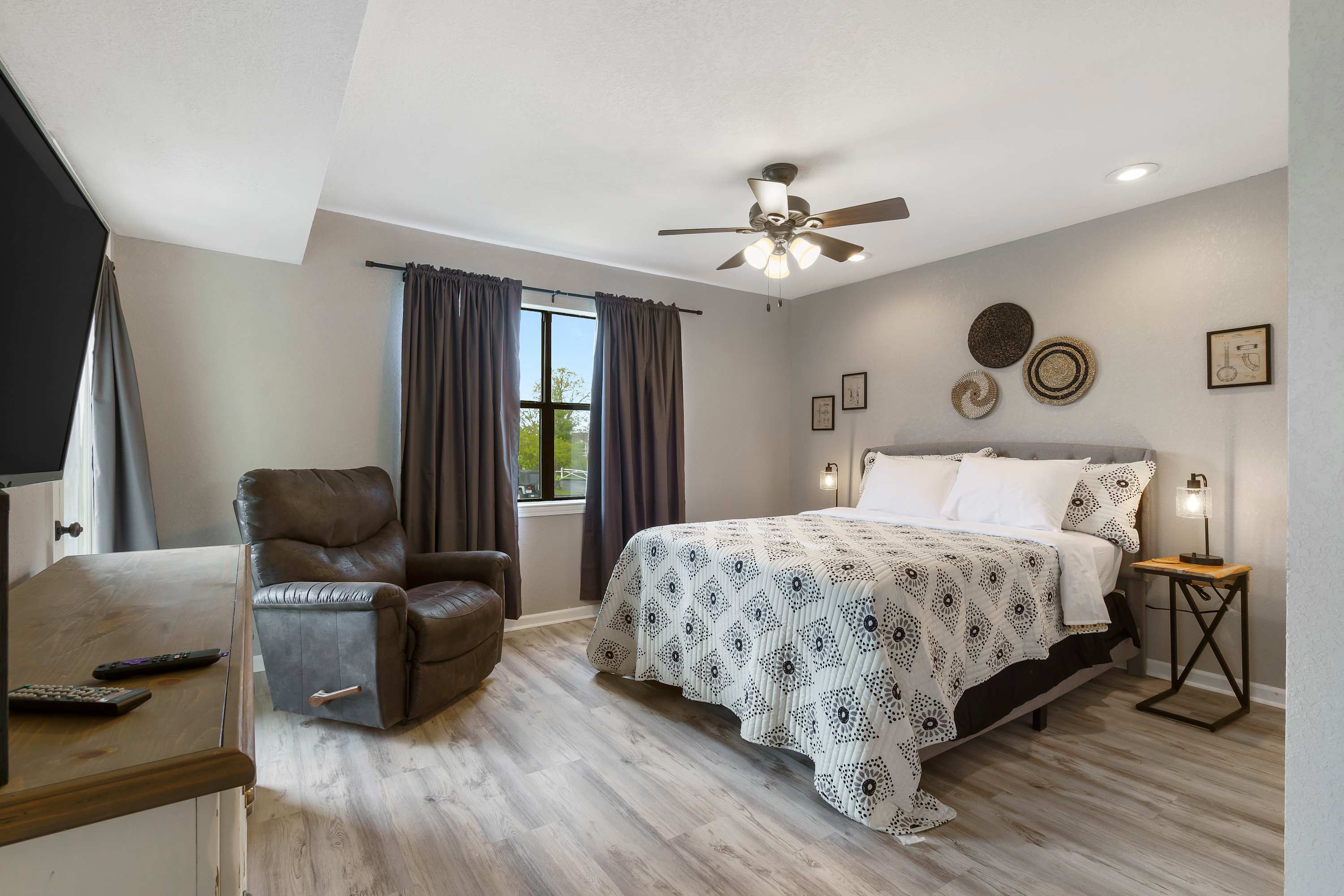 Bedroom 1 with Queen bed, Smart tv, balcony access, and private en-suite (1st floor)