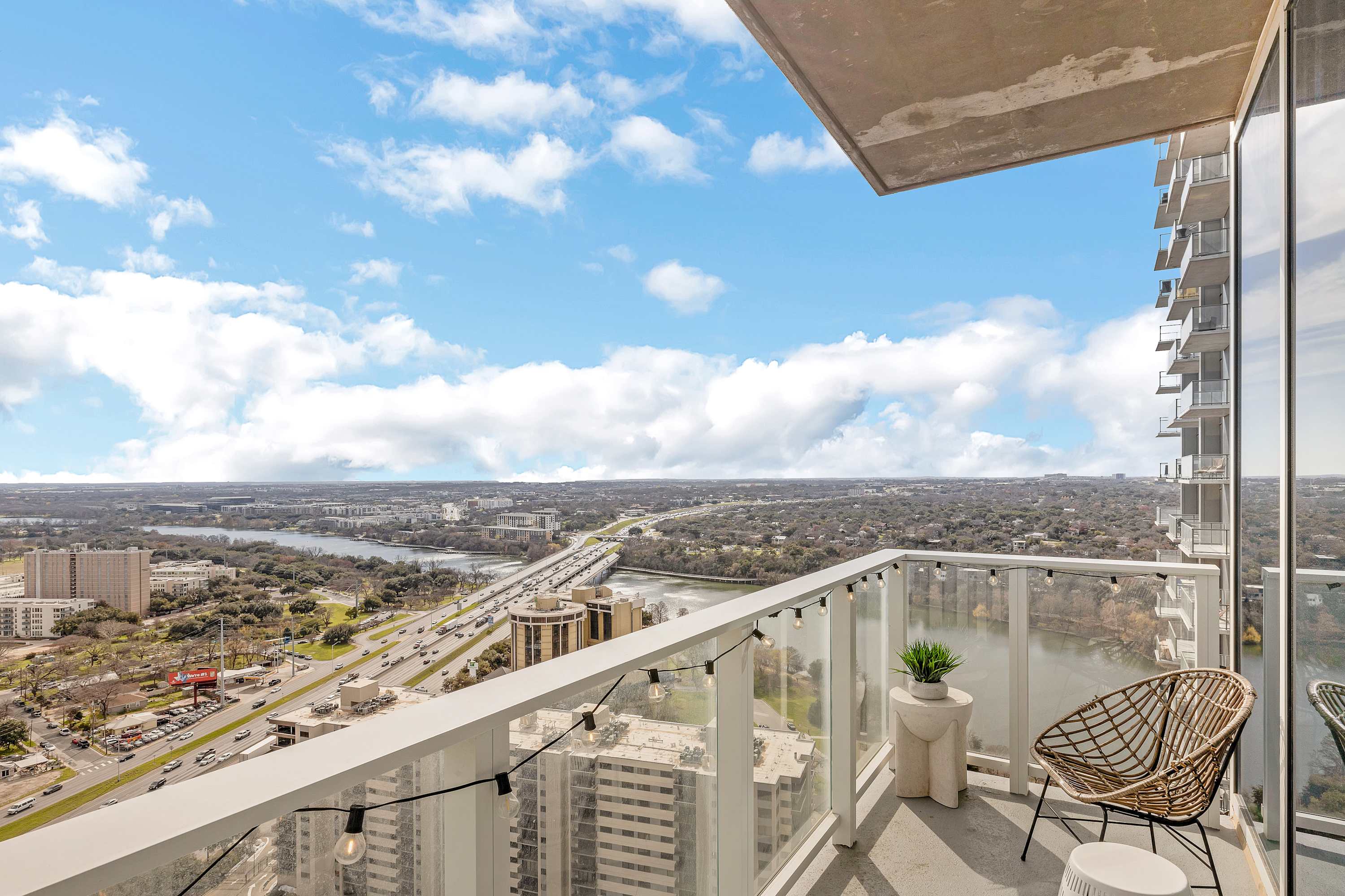 High Rise Luxury Condo with Lake & City Views 5