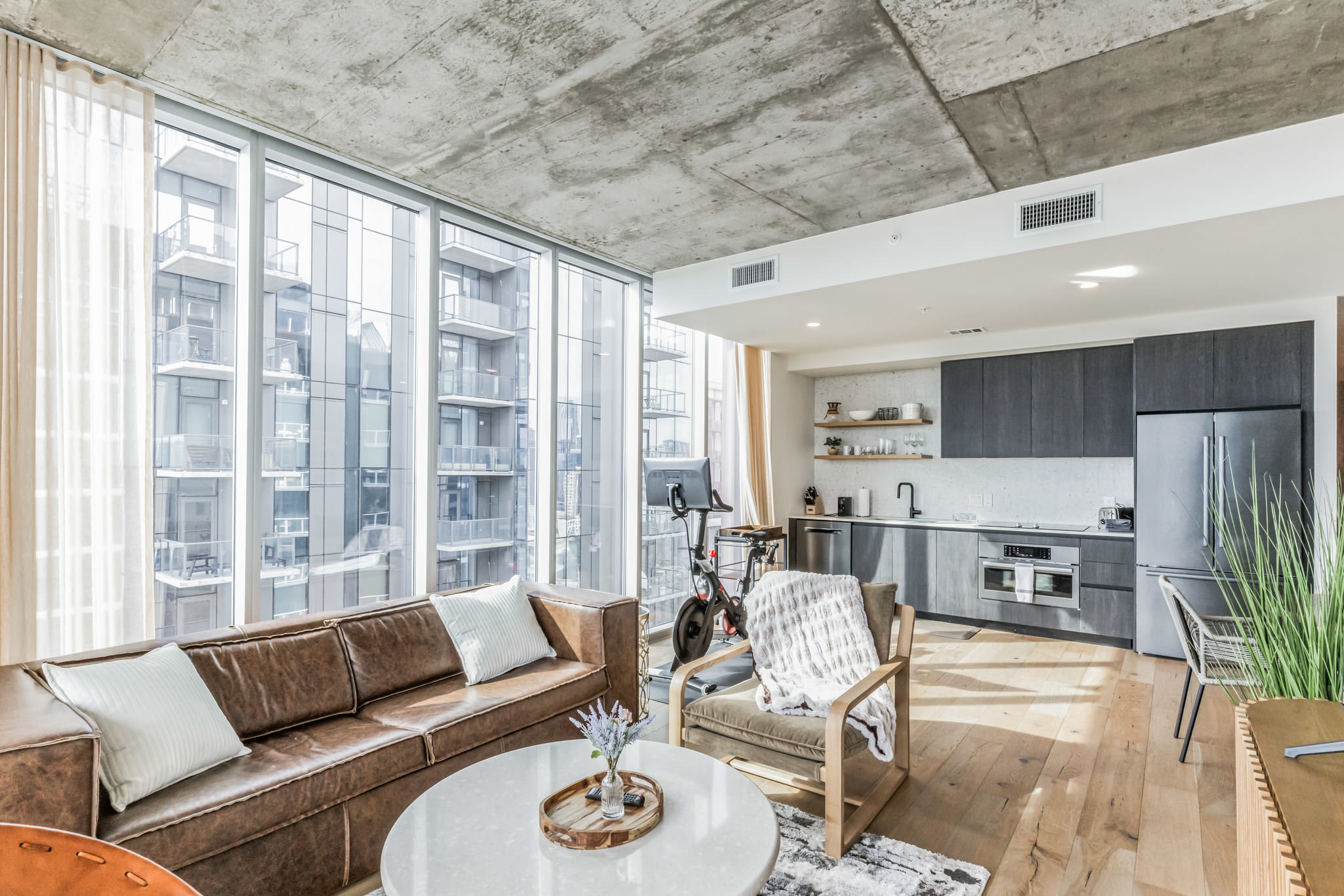 High Rise Luxury Condo with Lake & City Views 8