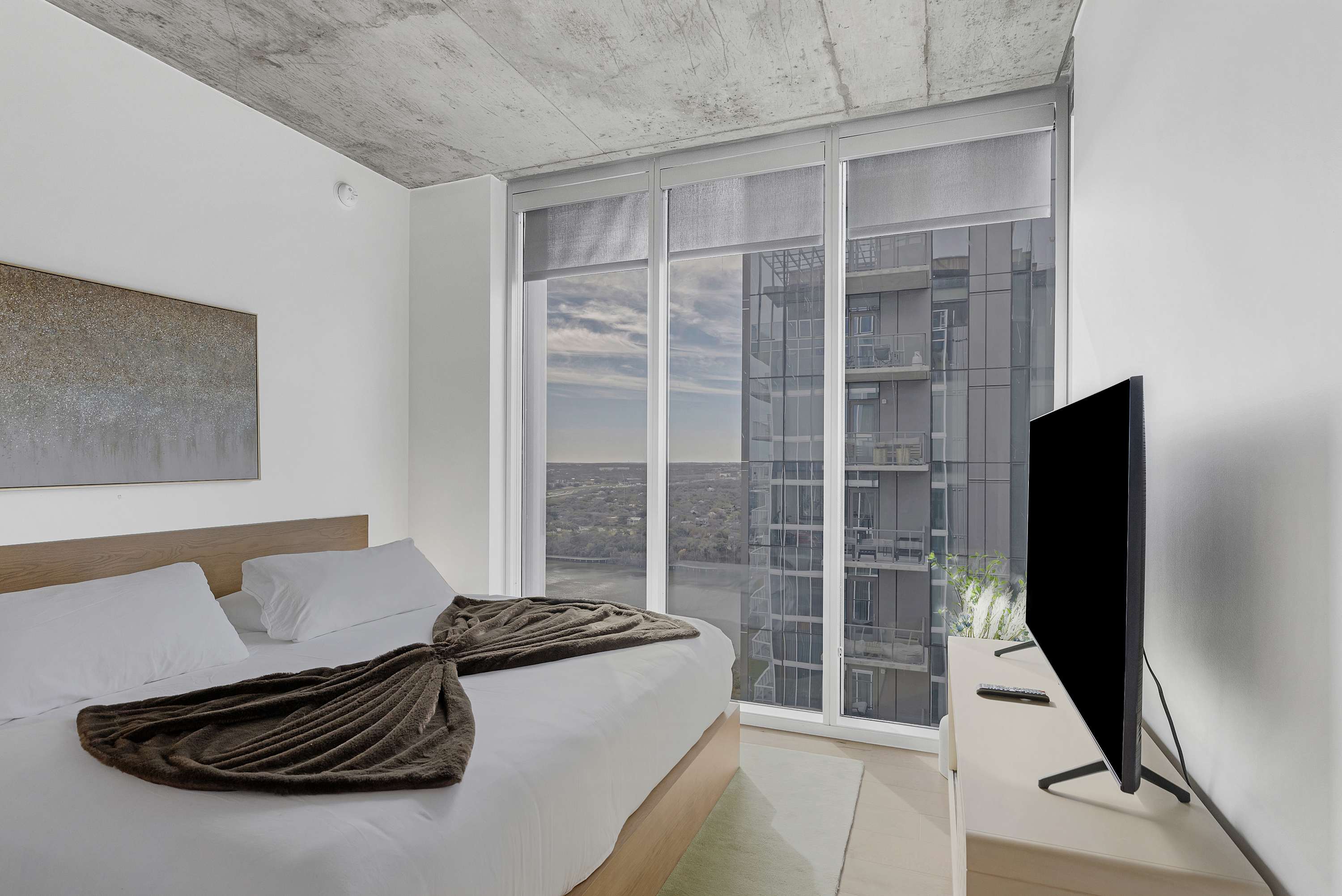 High Rise Luxury Condo with Lake & City Views 4