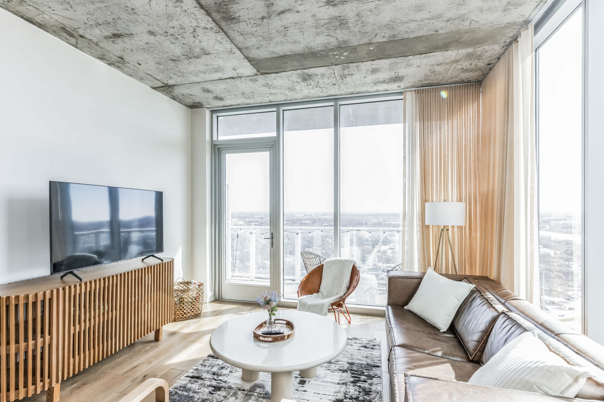 High Rise Luxury Condo with Lake & City Views 6