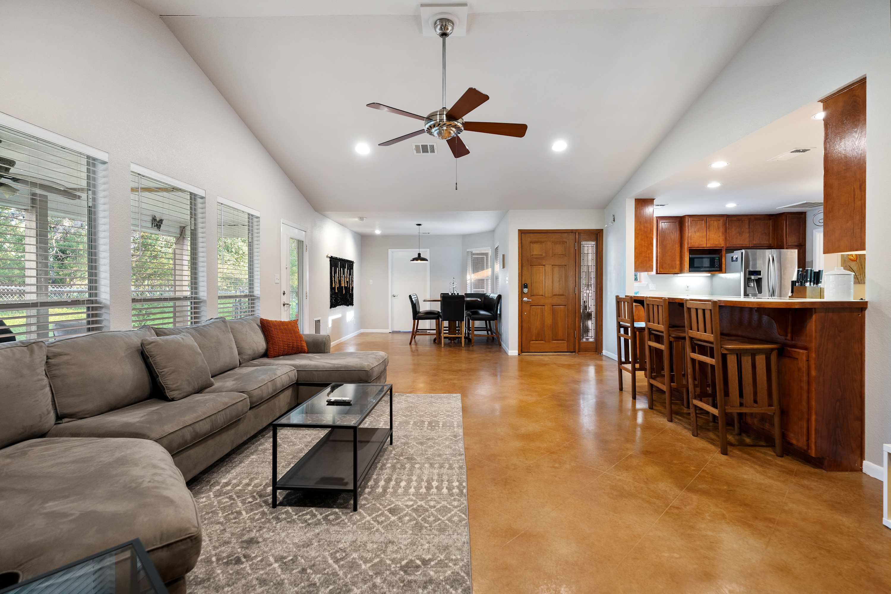 2BR Texas Countryside Home! 8