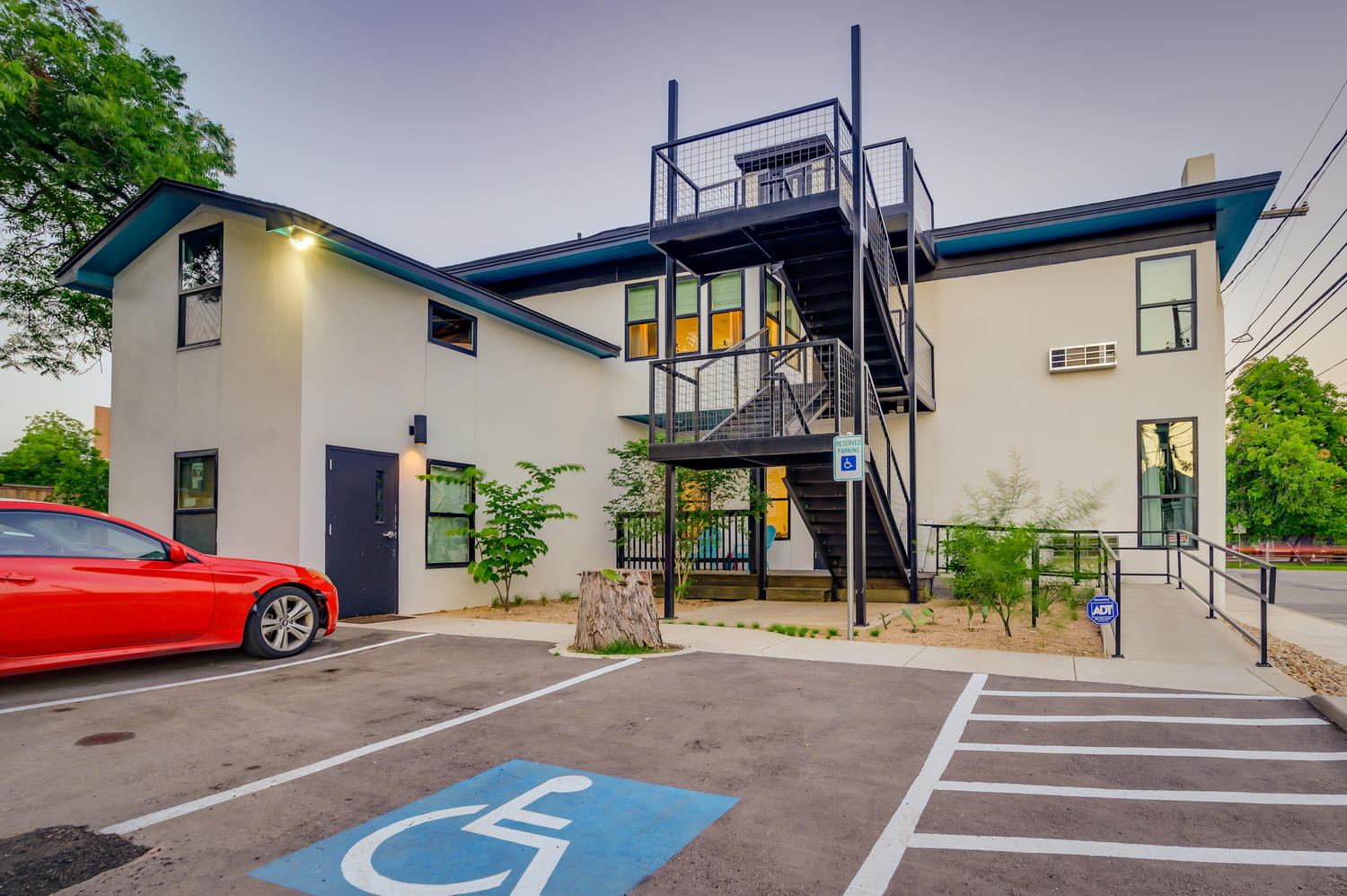 This exceptional B&B offers 6 sharedunassigned spots in the Parking Lot behind the building, including 1 accessible space