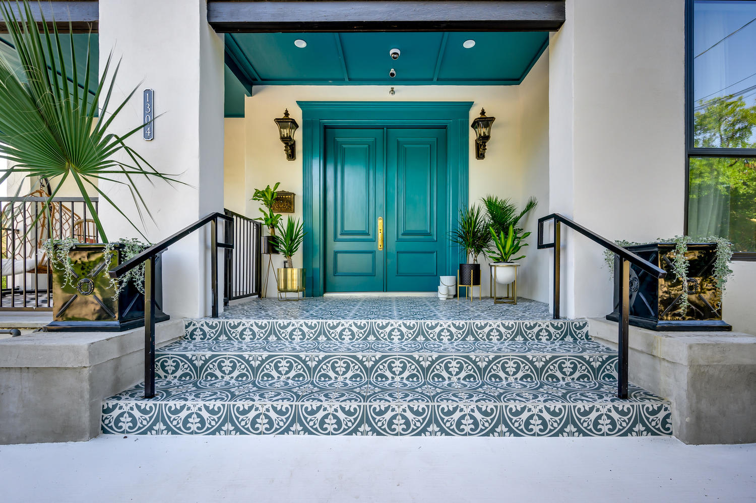 7 Private Suites, Sleeps 25, Close to UT Stadium!