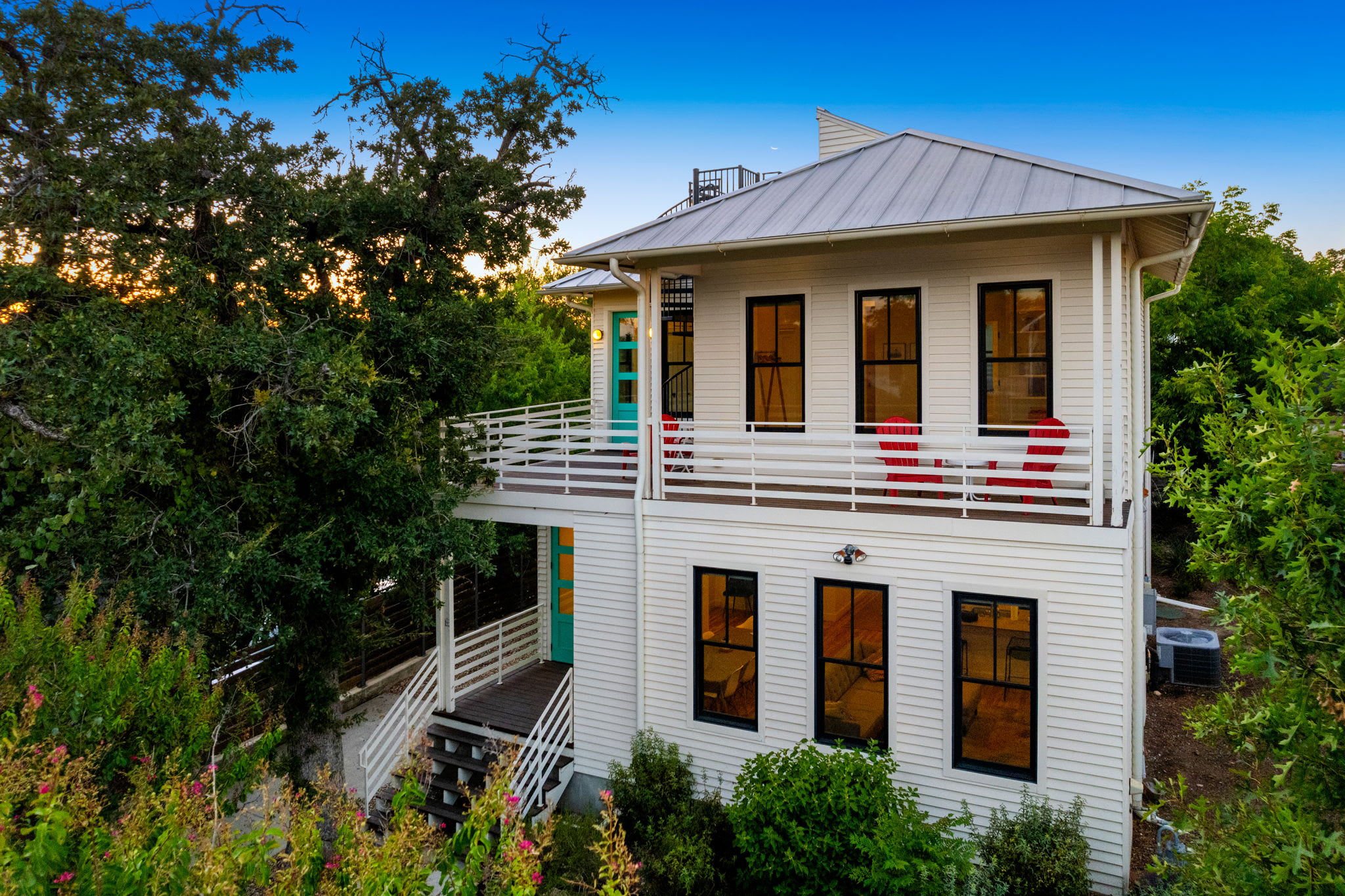 East Side Modern - 3 bedroom with roof top balcony