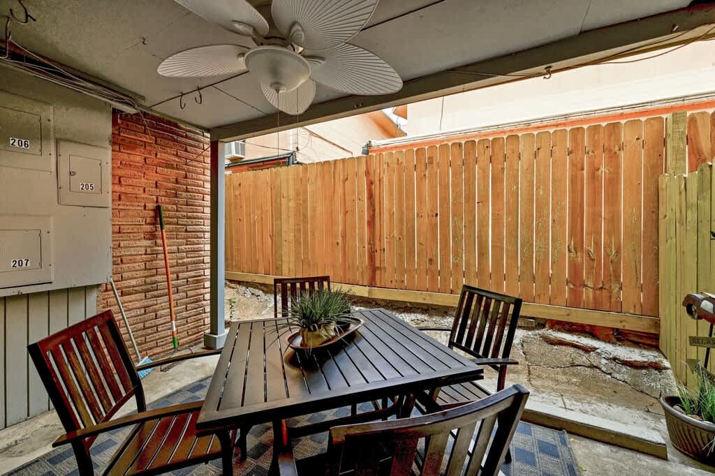 Centrally located in Historic Tarrytown 6