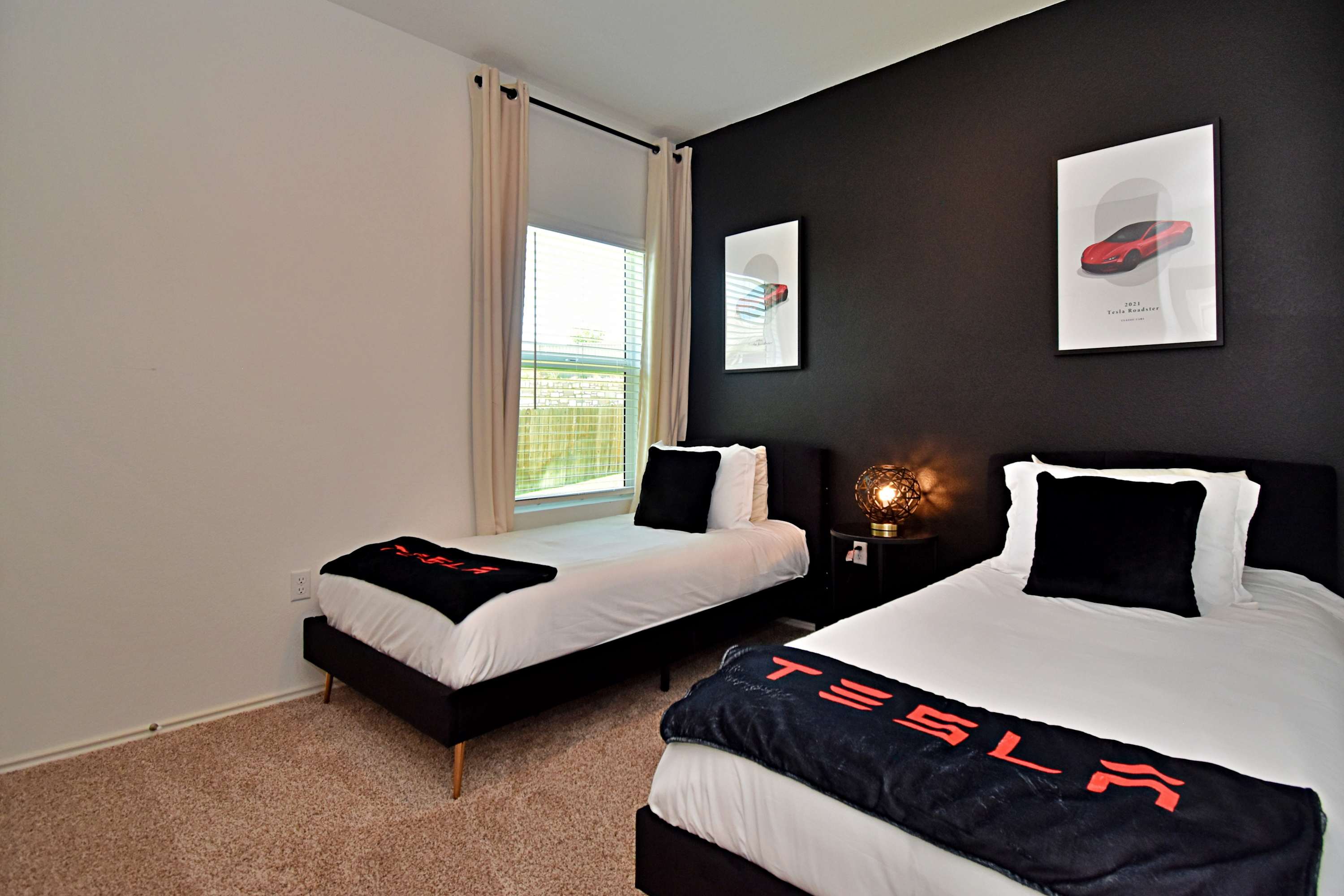 Bedroom 2 with 2 twin beds