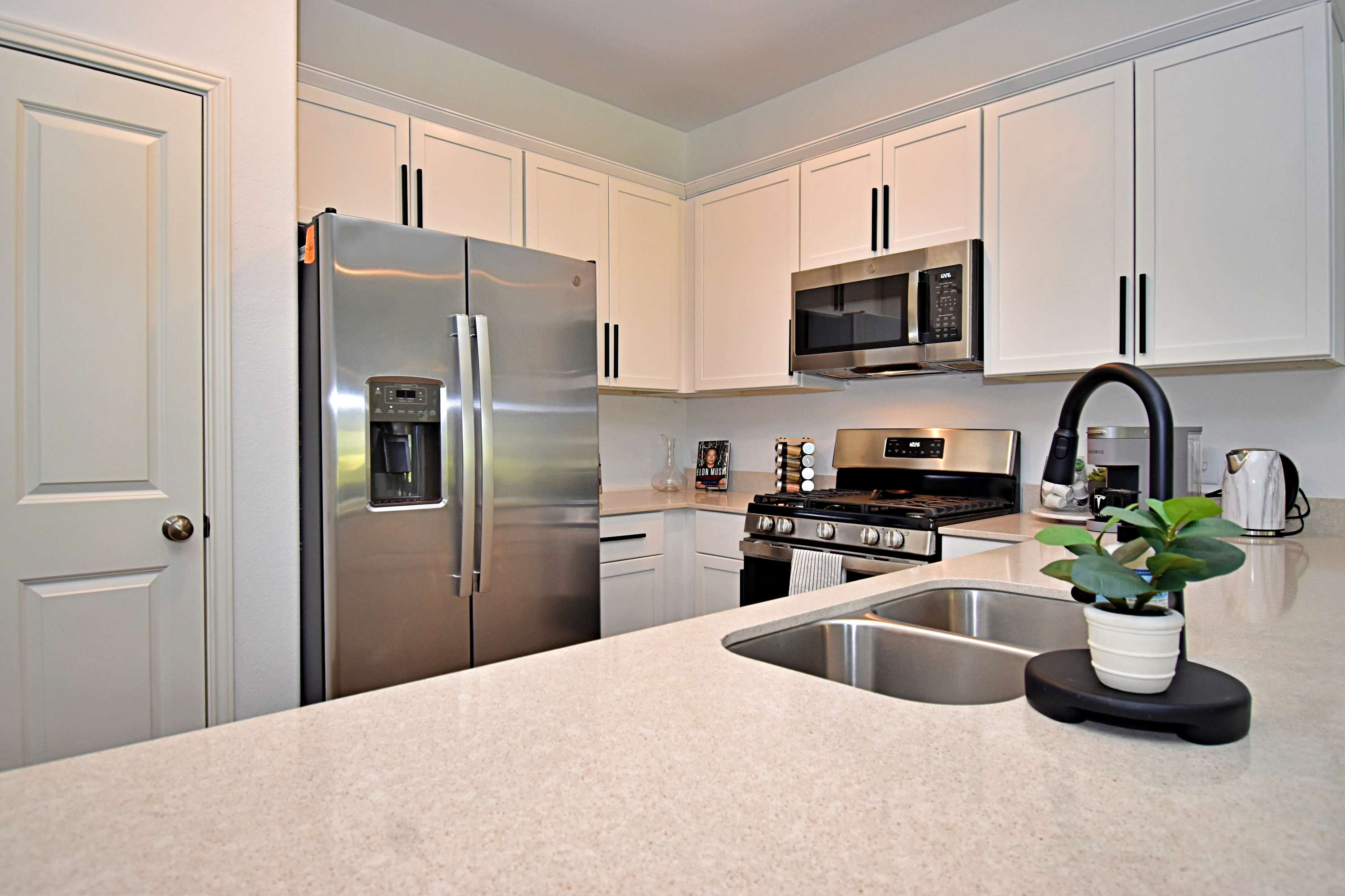 Longterm Rental Communal Pool, BBQ & Playgrounds 4