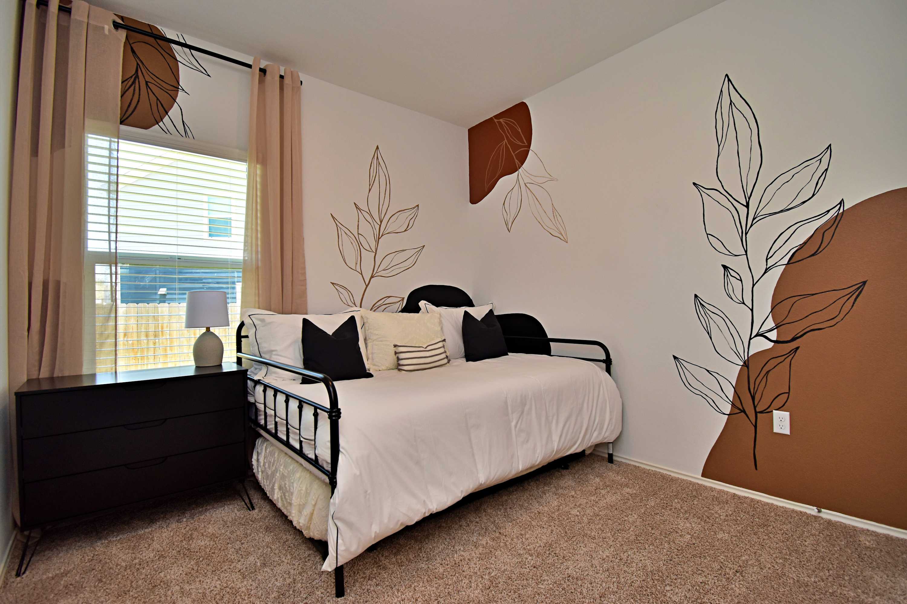 Long-term Stays, Family-friendly, Communal pool! 6