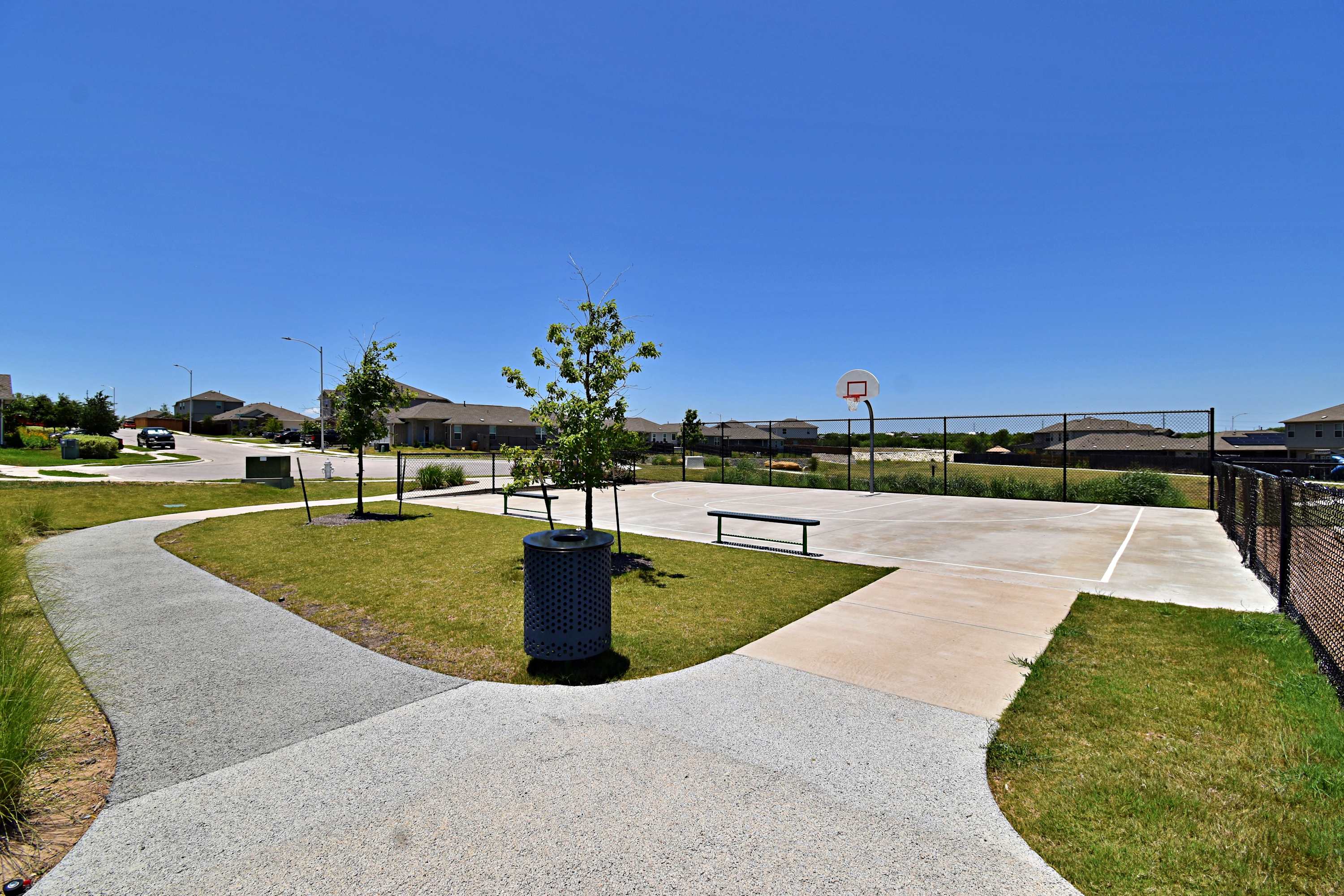 Long-term Stays, Family-friendly, Communal pool! 7