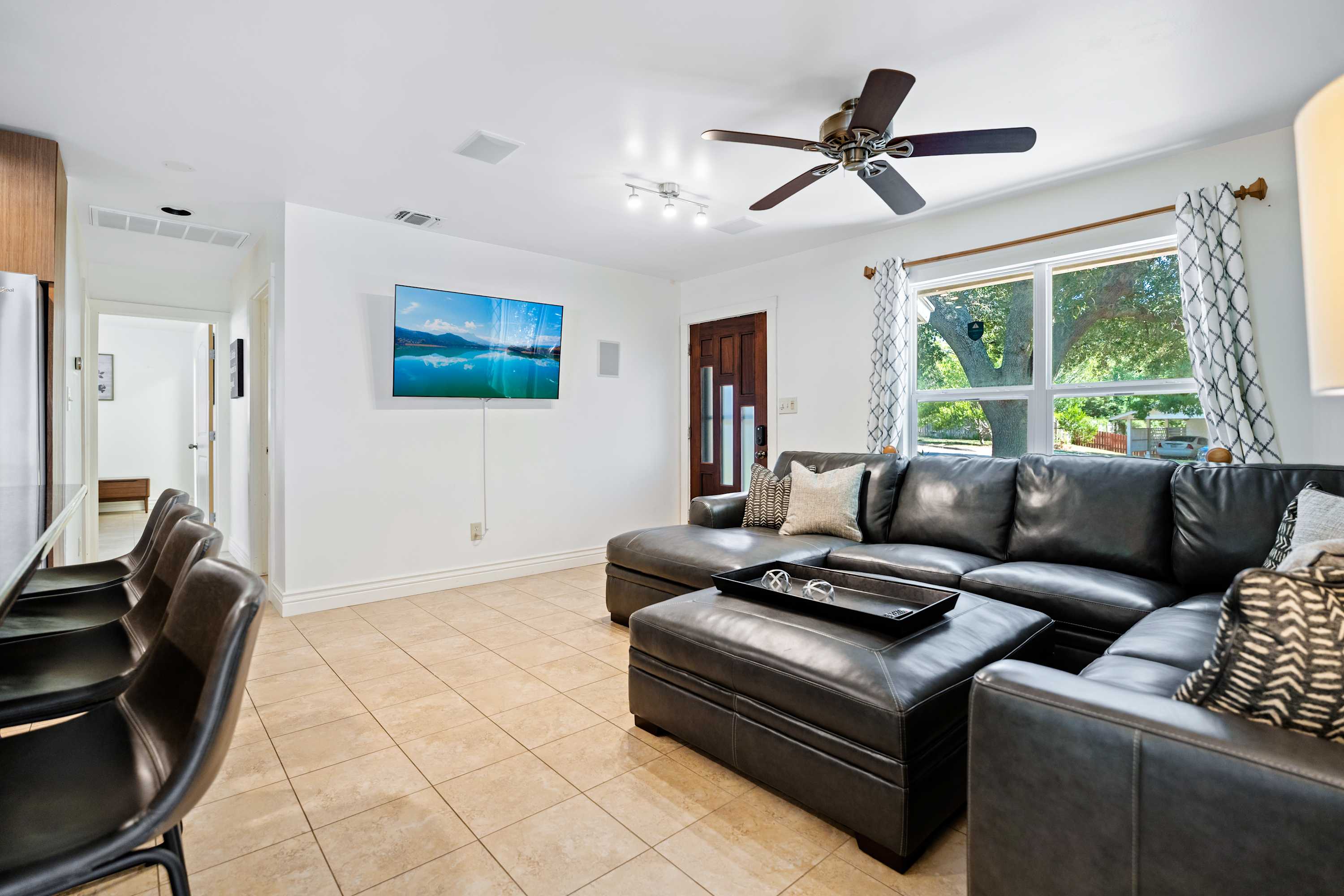 Screened-in Porch Walkable to SoCO 7