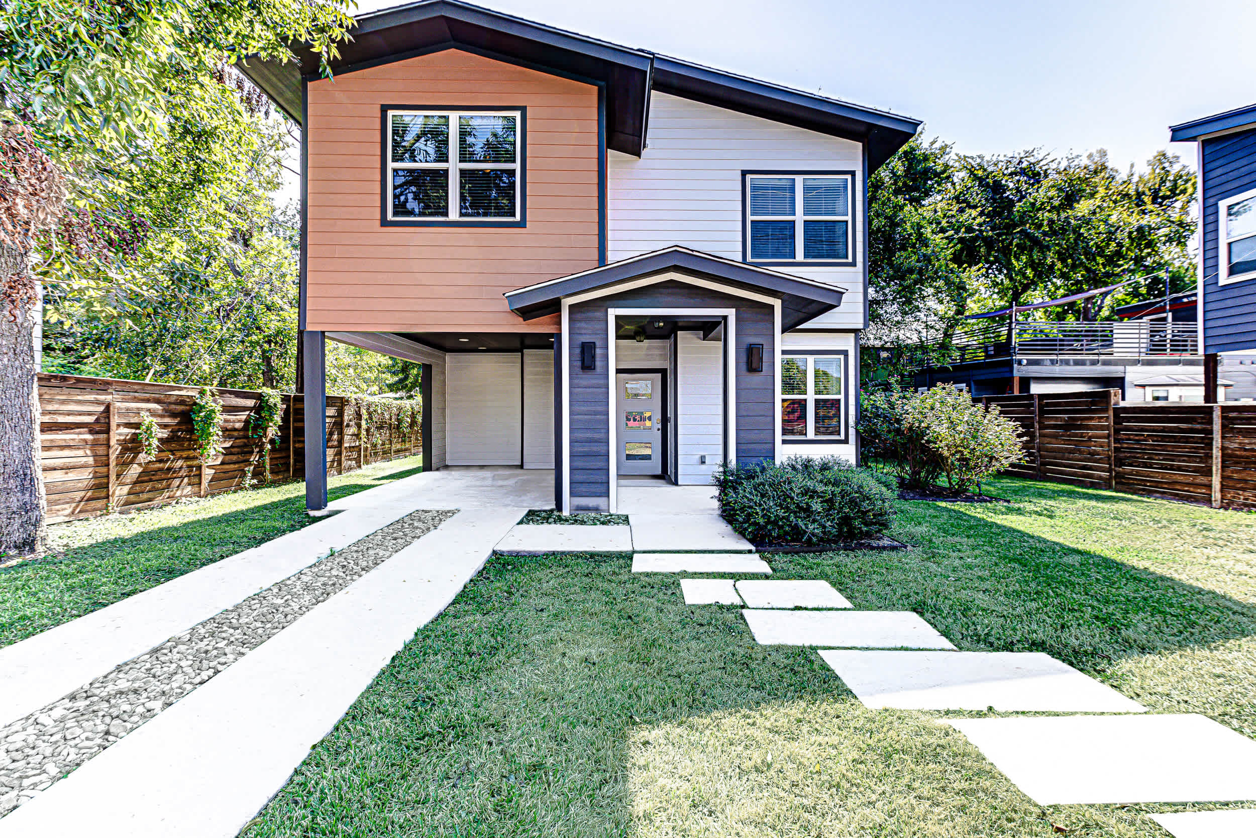 Stylish 3 BDR for 8! Close to Downtown!