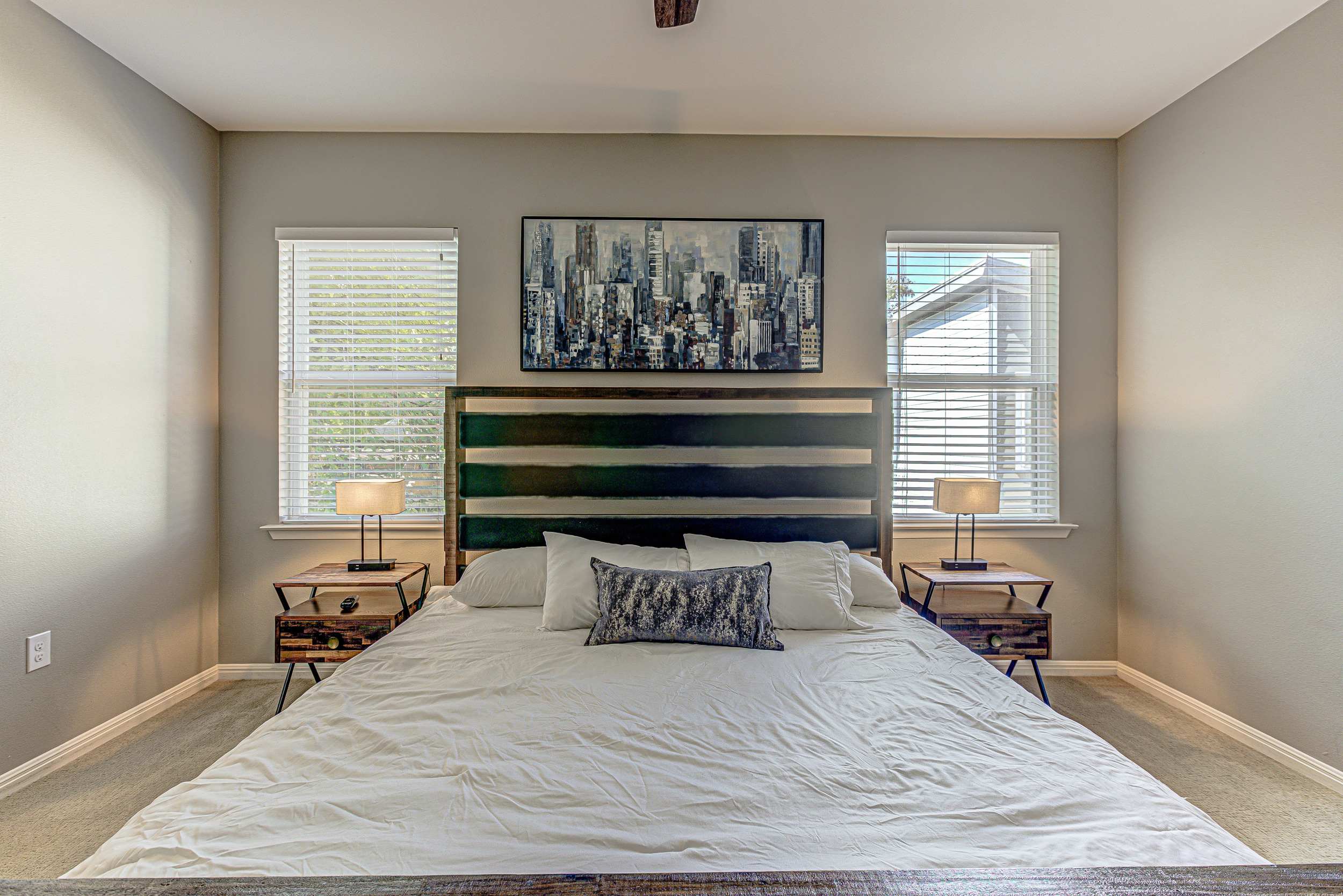 Stylish 3 BDR for 8! Close to Downtown! 4