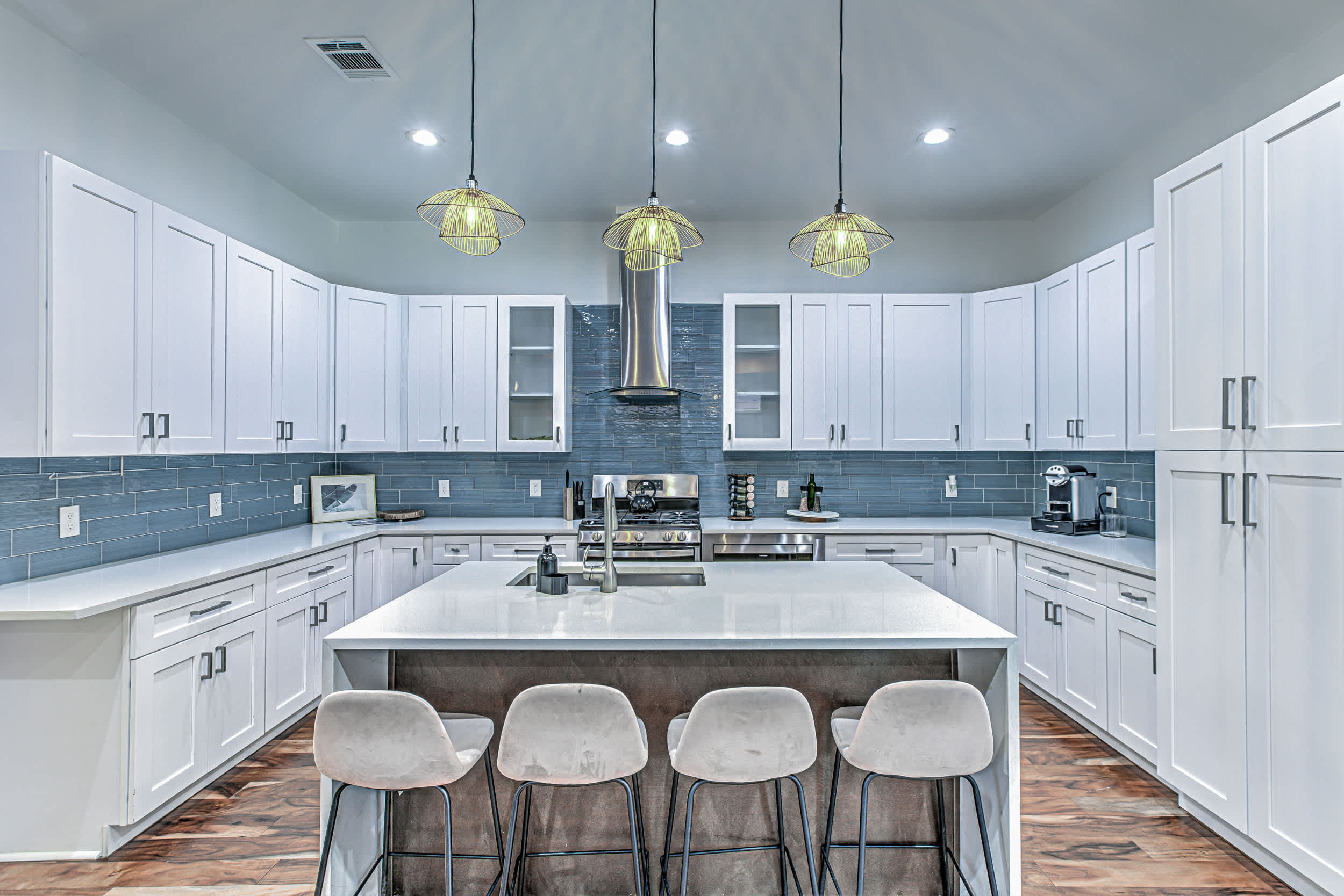 Unique 3 BDR family for 10, Near Downtown & 6th St! 4