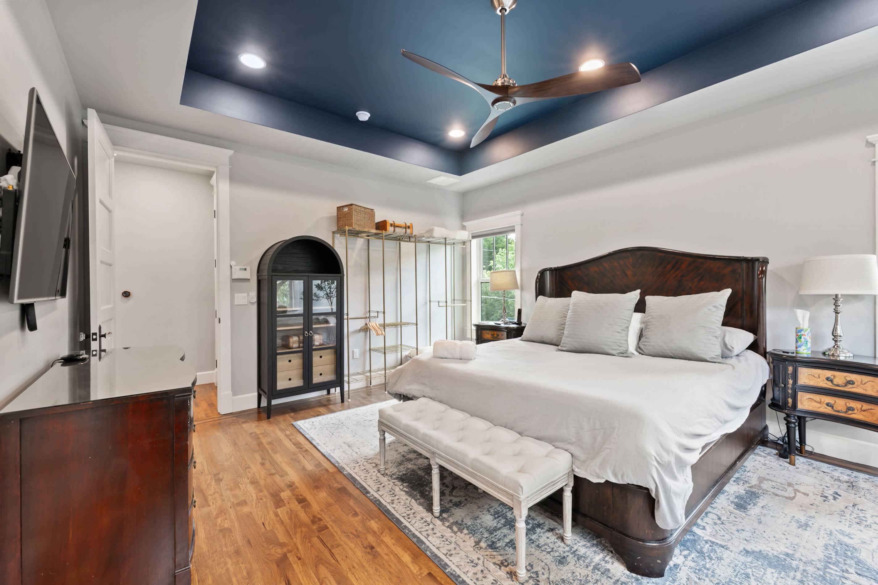 Gorgeous 4BD Plus Studio for 12 with Fire Pit & Near Downtown! 5