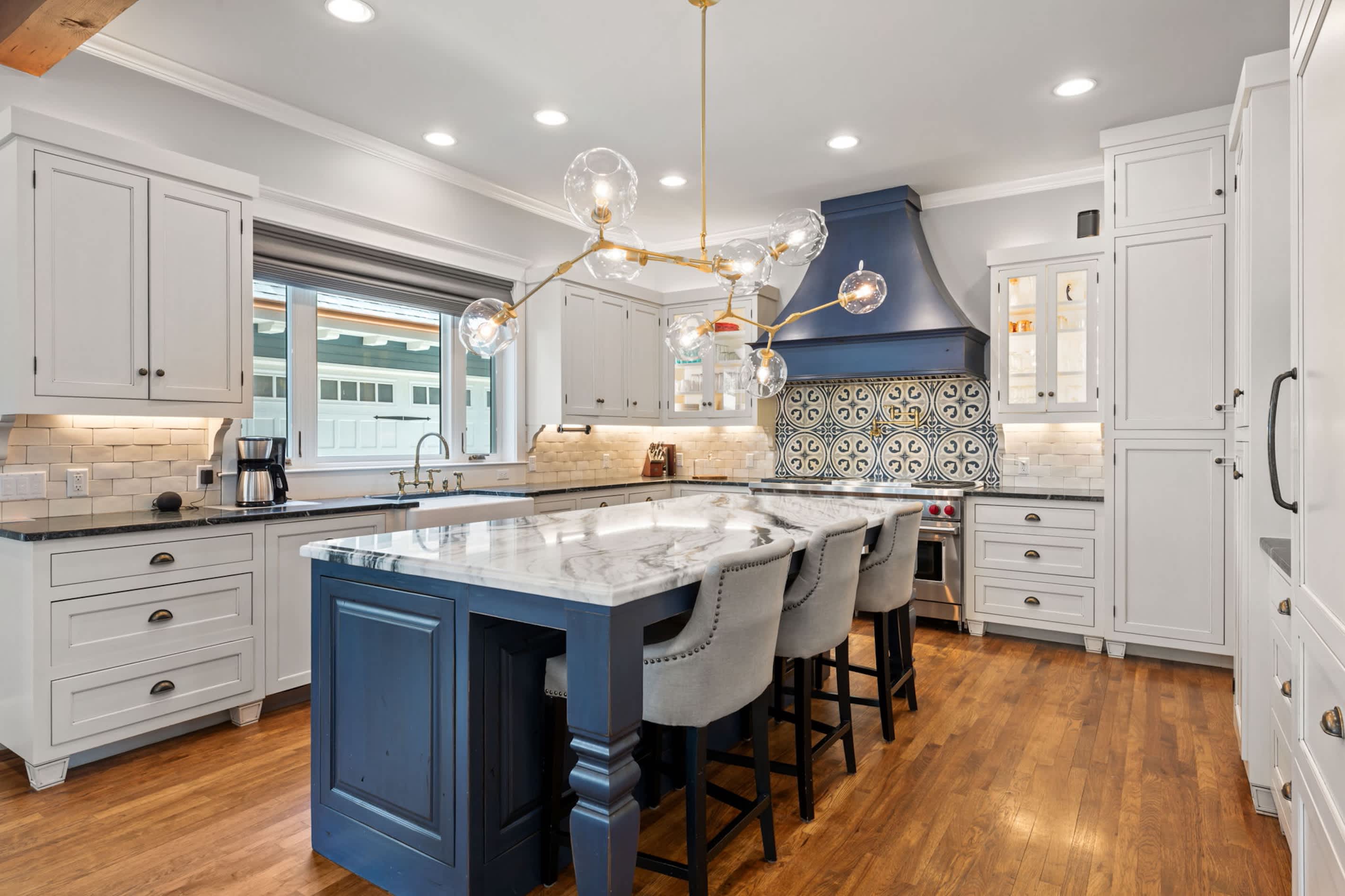 Gorgeous 4BD Plus Studio for 12 with Fire Pit & Near Downtown! 4