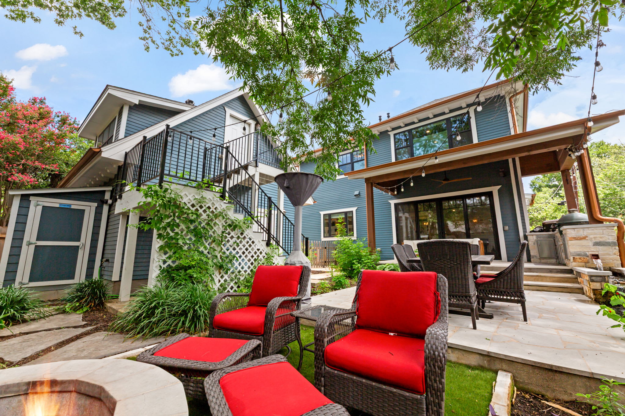 Gorgeous 4BD Plus Studio for 12 with Fire Pit & Near Downtown!