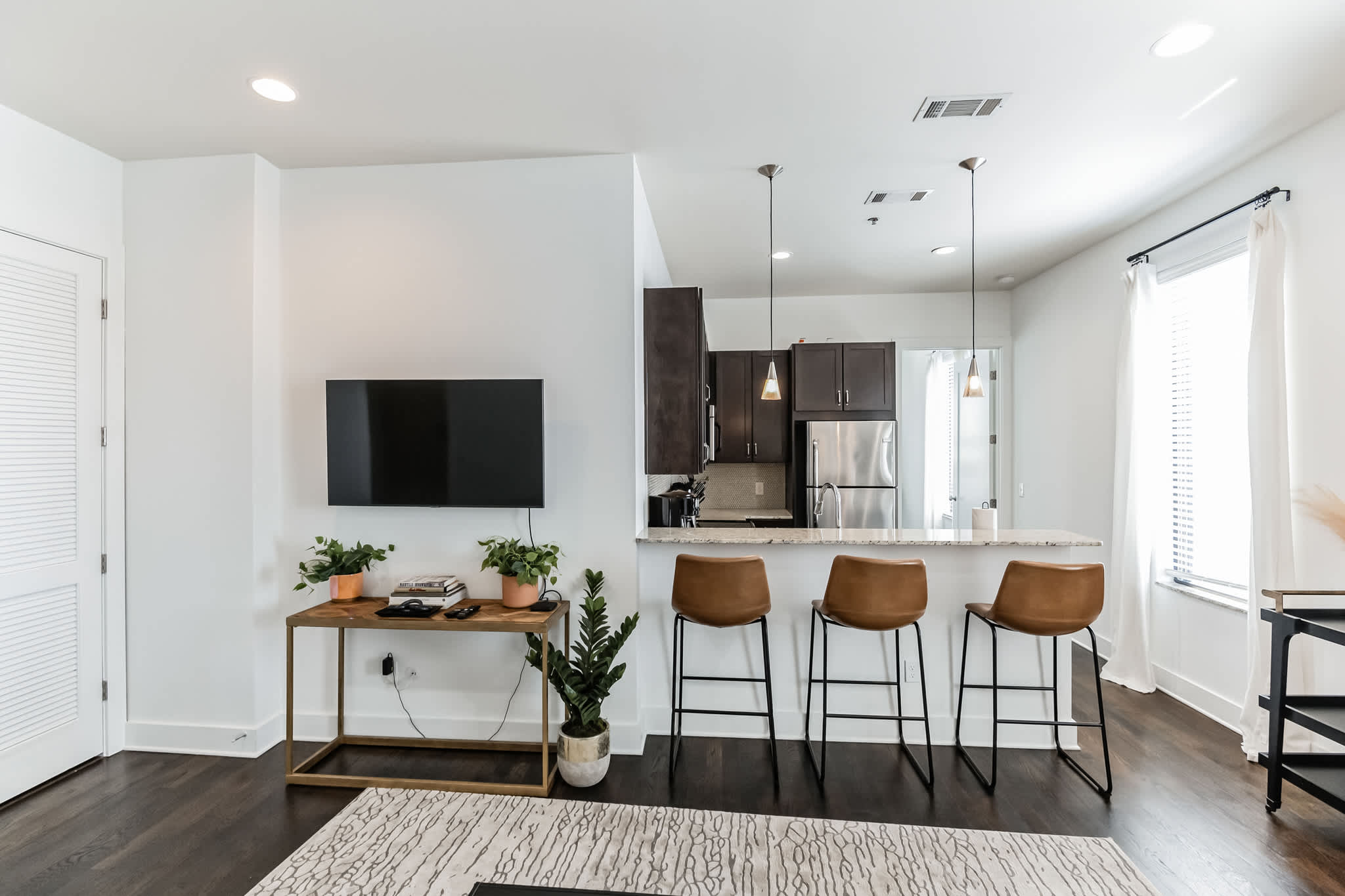 1 BDR Loft Centrally Located in West End 8