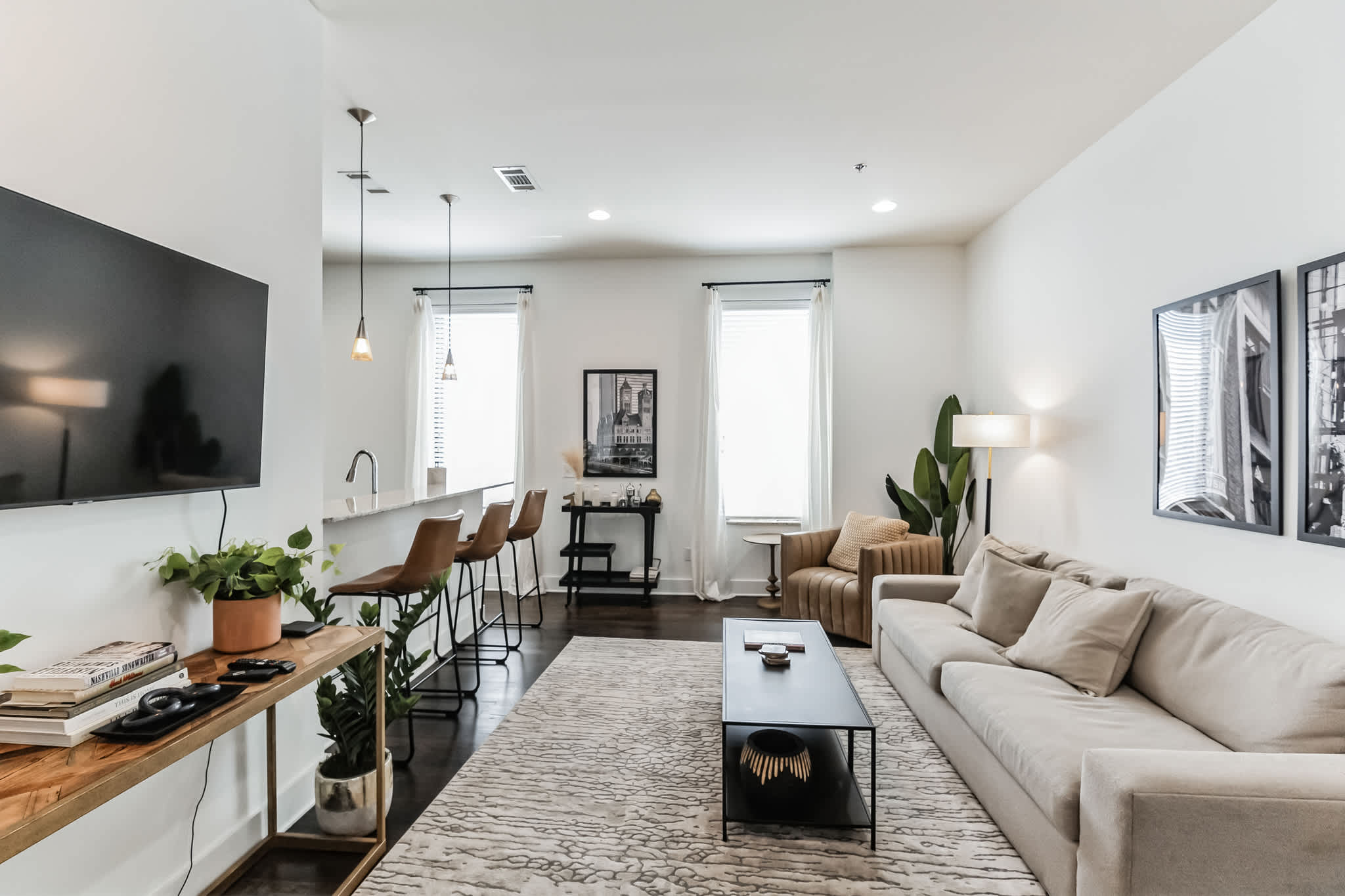 1 BDR Loft Centrally Located in West End