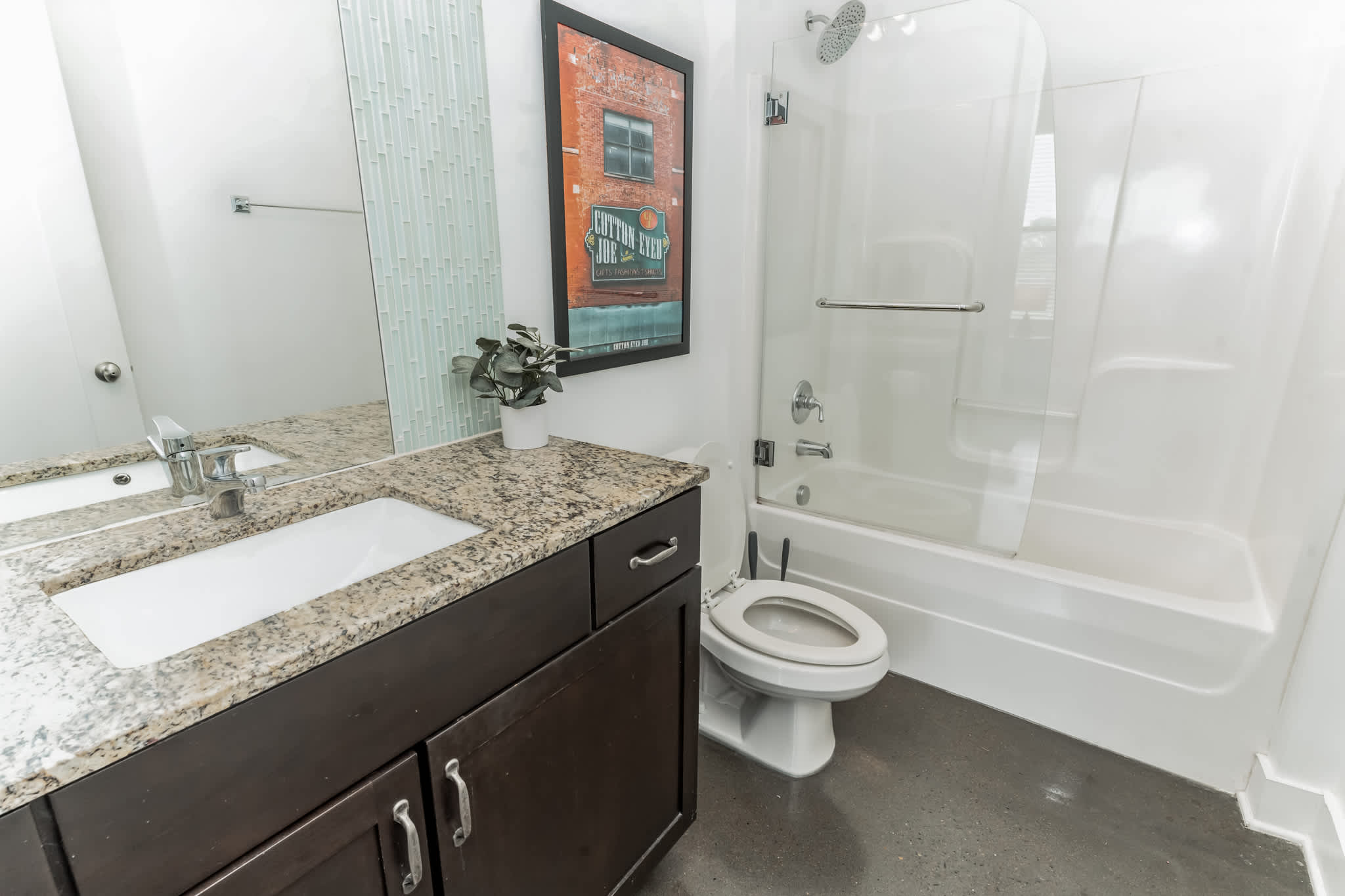 Modern Loft Near West End! 3
