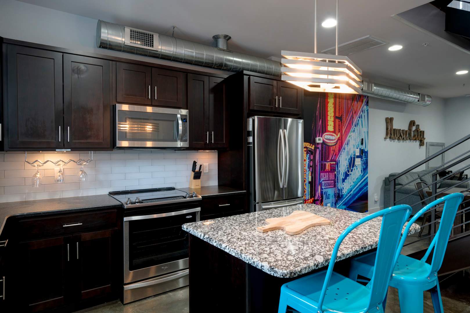 Fully equipped kitchen with counter seating