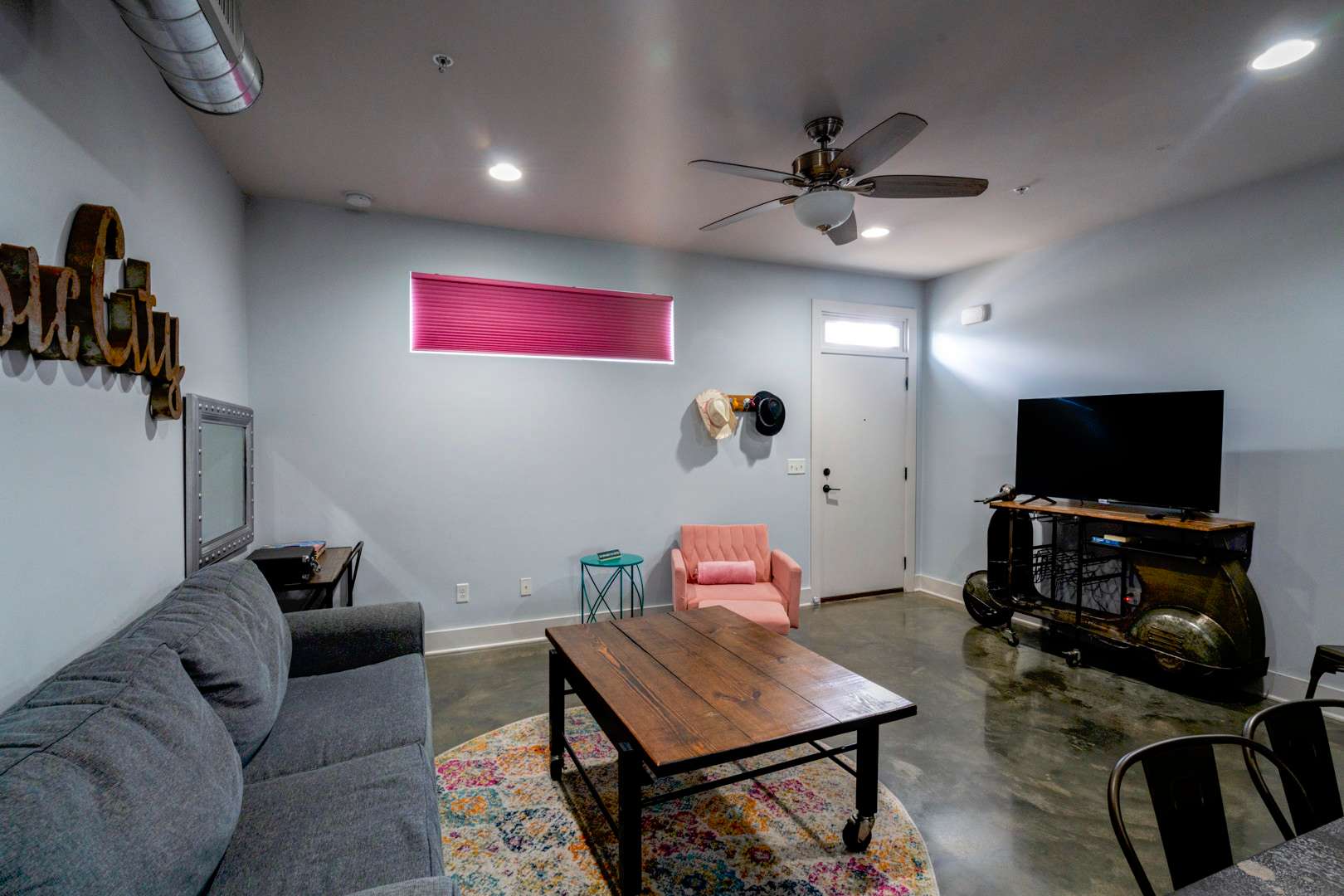 Modern 2 BDR Townhome Minutes from Downtown! 8