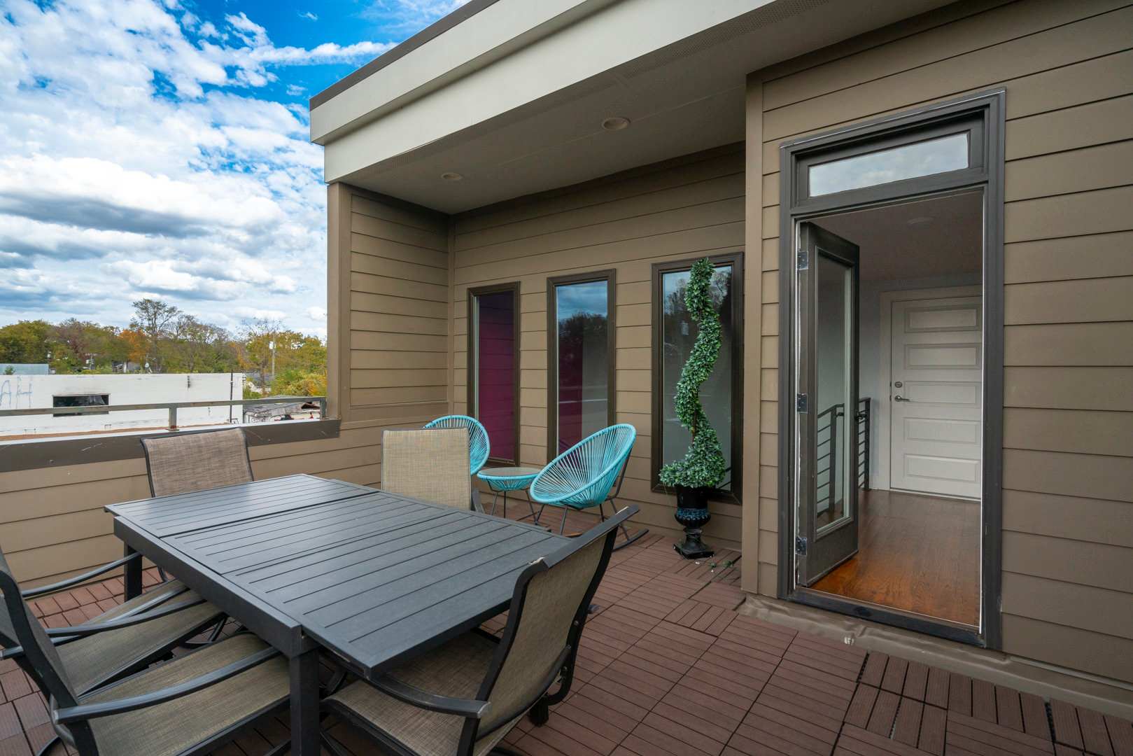 Balcony with outdoor seating