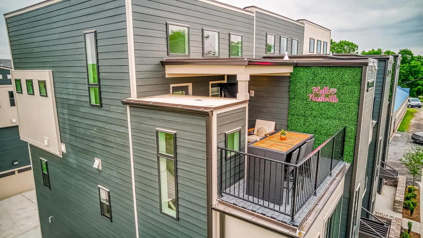 Beautiful Balcony! Sleeps 12! 4 Miles from Broadway