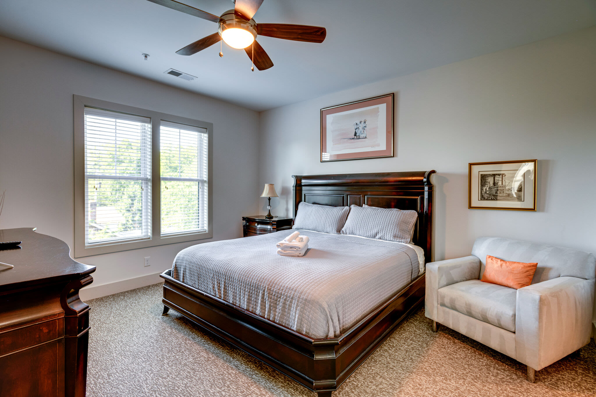 Quiet Condo - Prime Locale within mins to DT 4