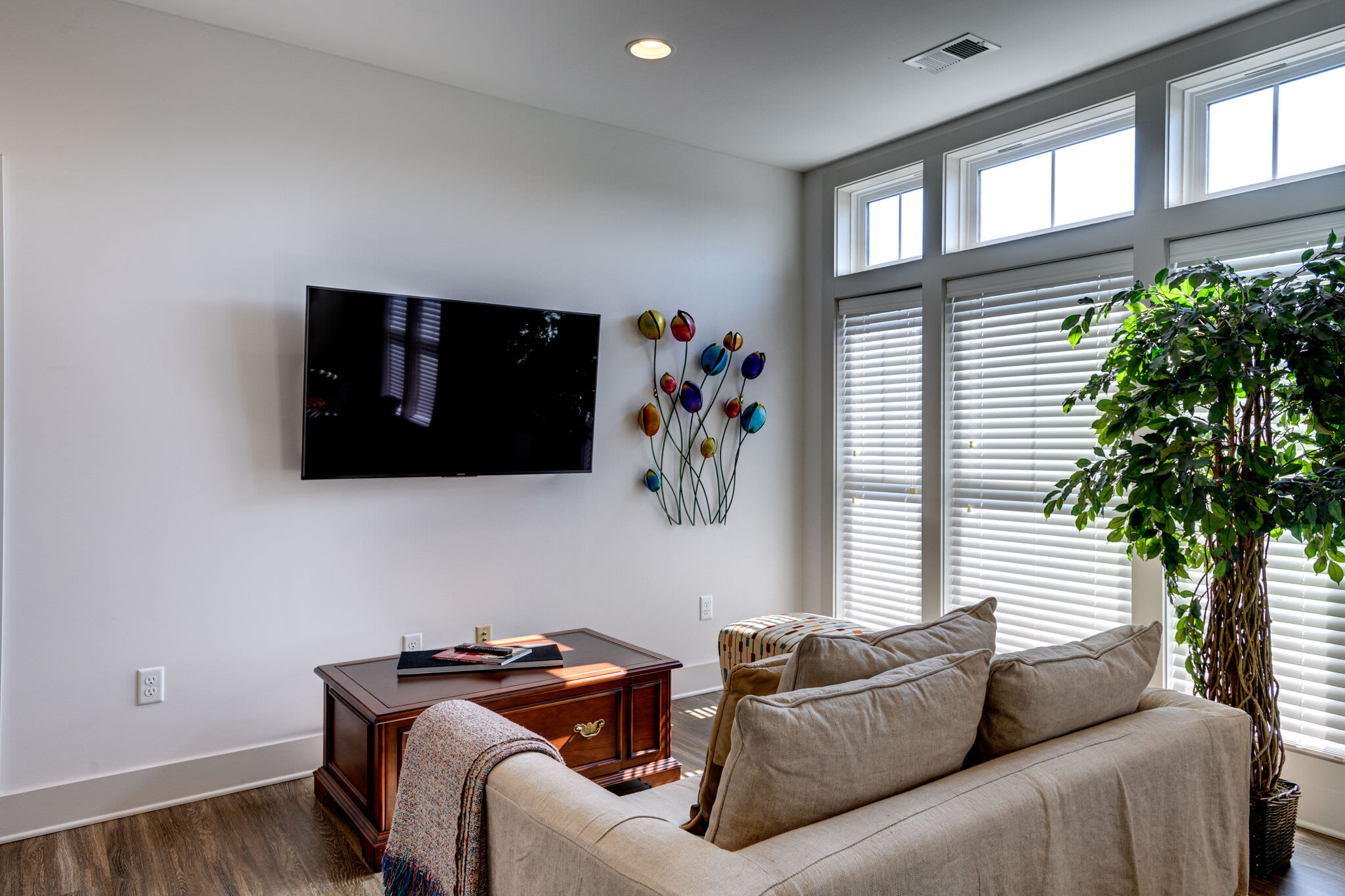 Quiet Condo - Prime Locale within mins to DT 6