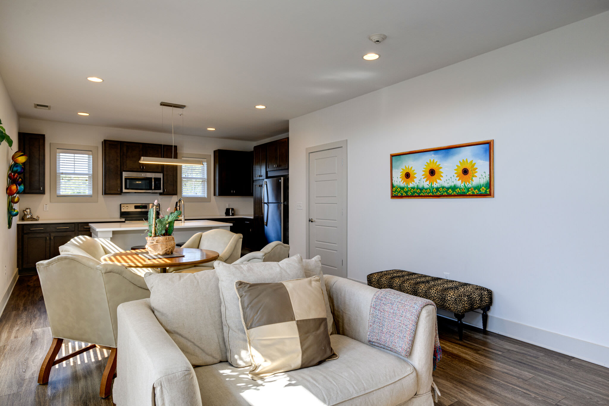 Quiet Condo - Prime Locale within mins to DT 7