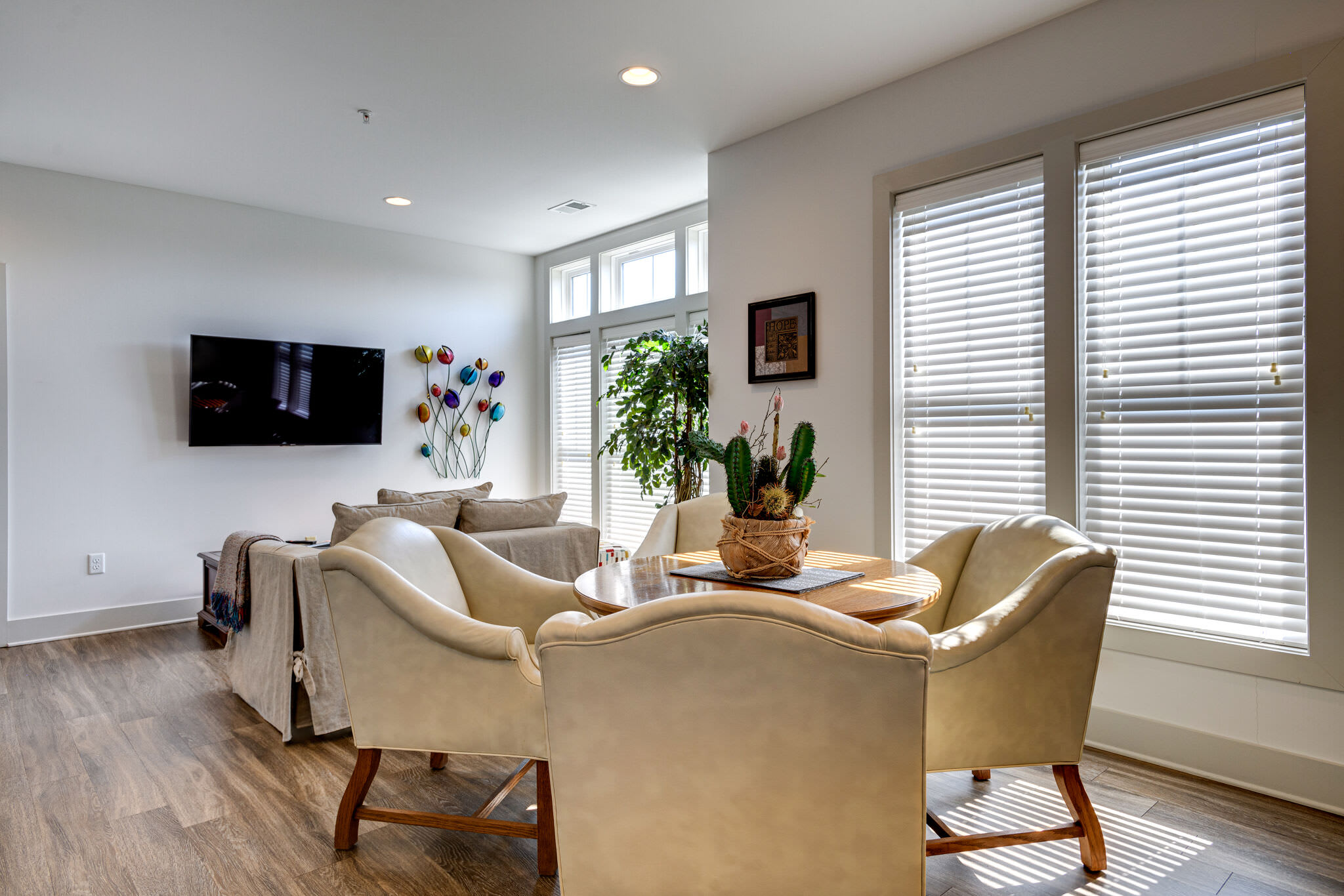 Quiet Condo - Prime Locale within mins to DT 8