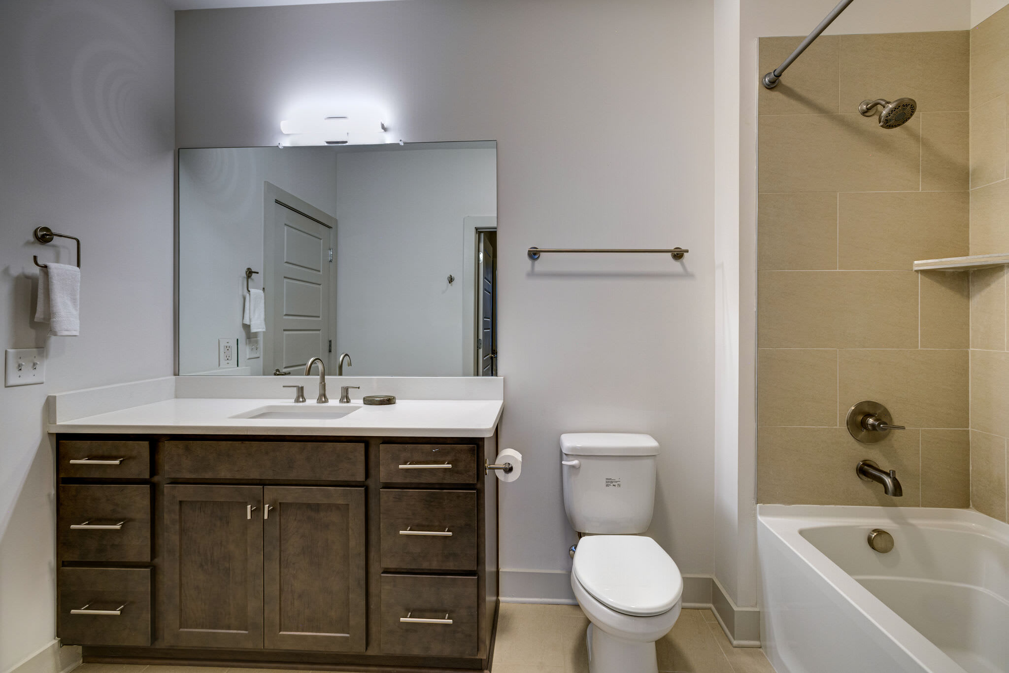 Quiet Condo - Prime Locale within mins to DT 5