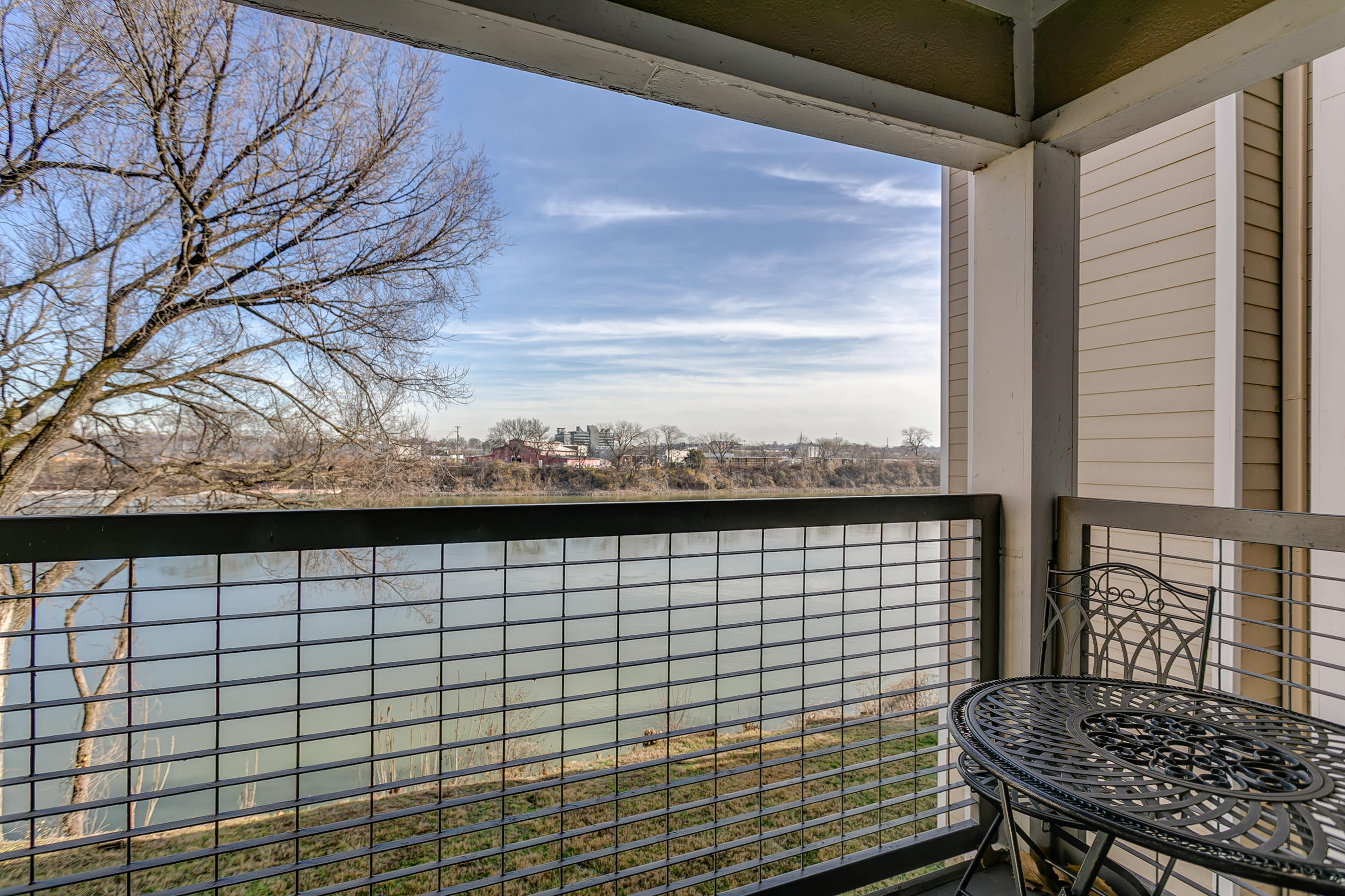 Riverfront Condo Minutes from Broadway 5