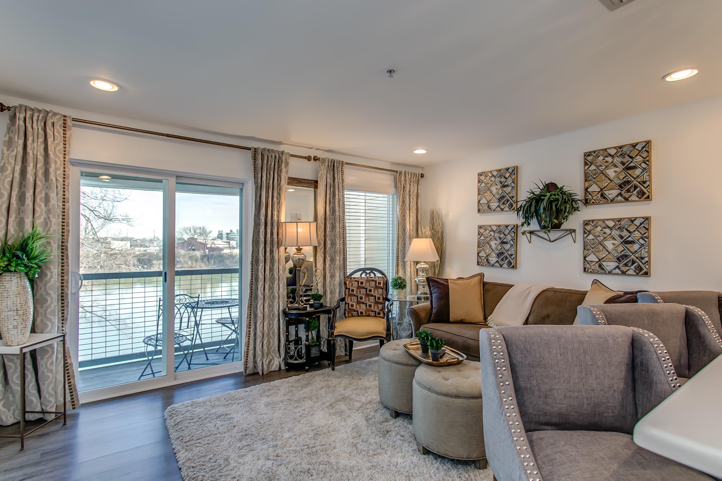 Riverfront Condo Minutes from Broadway 7