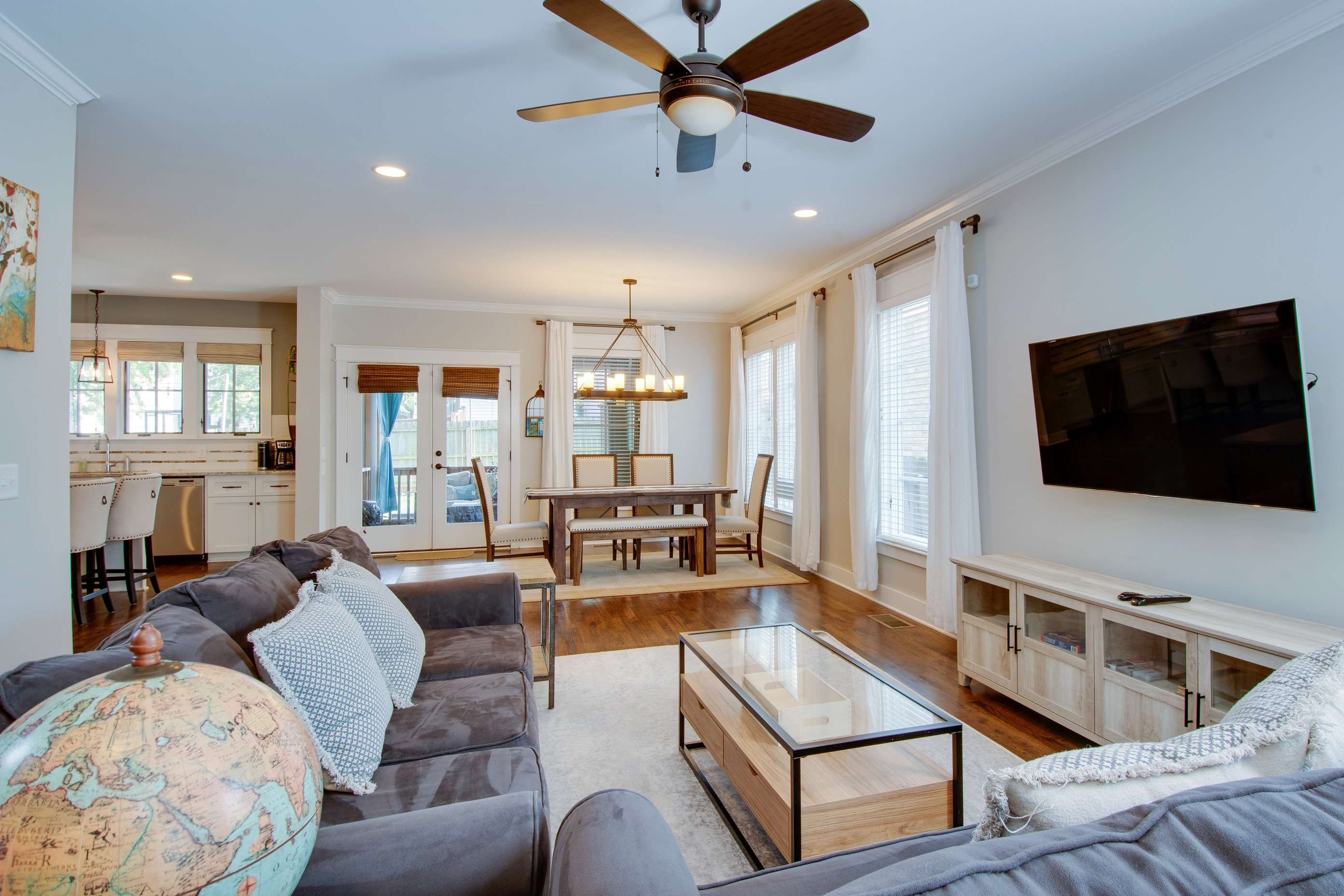 Private Backyard - Near Bicentennial Park 8