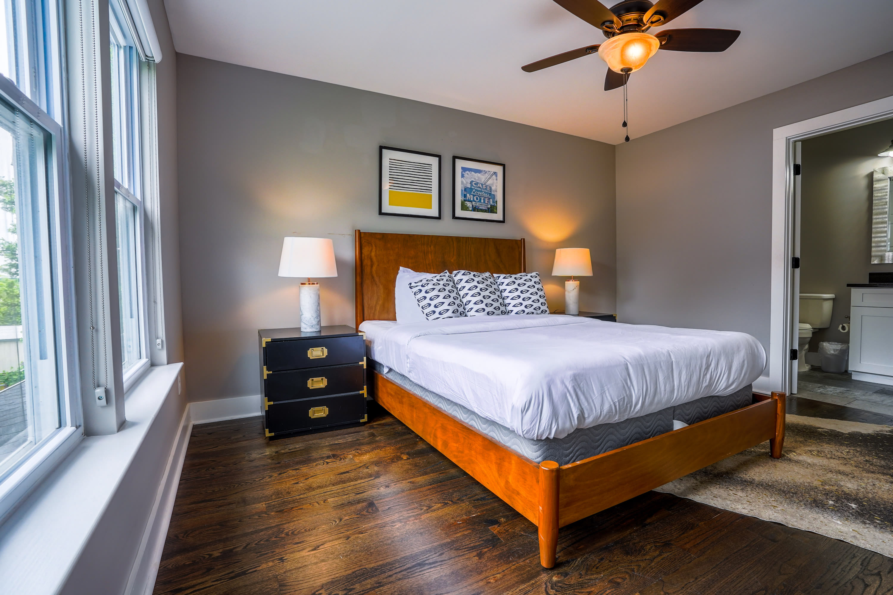 2nd bedroom: Queen bed with en suite bathroom (3rd floor)